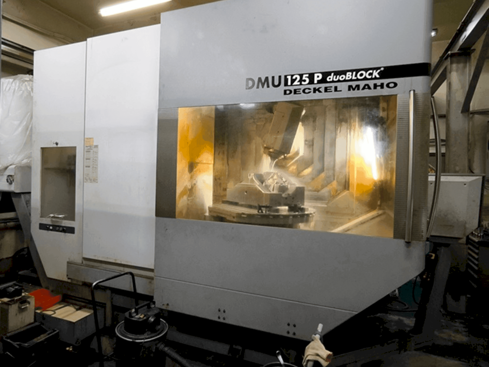 Vista Frontal  da DECKEL MAHO DMU 125 P duoBLOCK  máquina