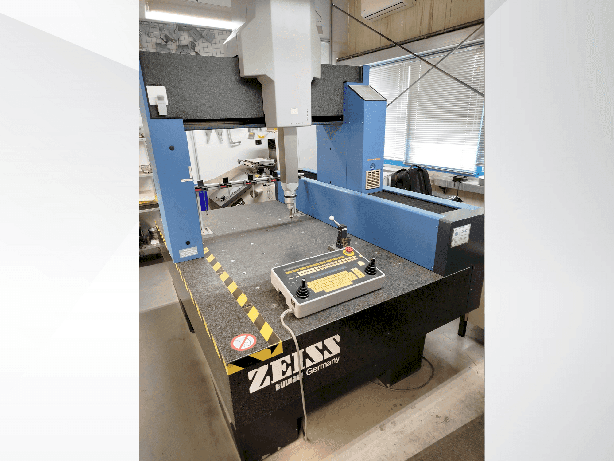 Vista Frontal  da ZEISS Contura G2  máquina