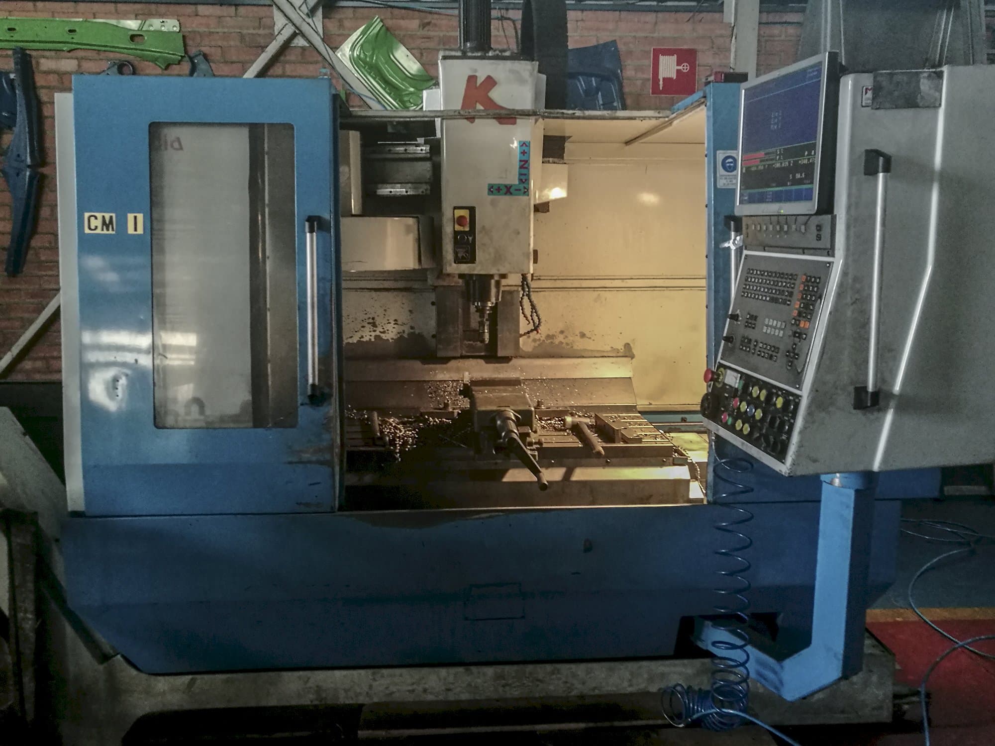 Vista Frontal  da KONDIA B-1050  máquina