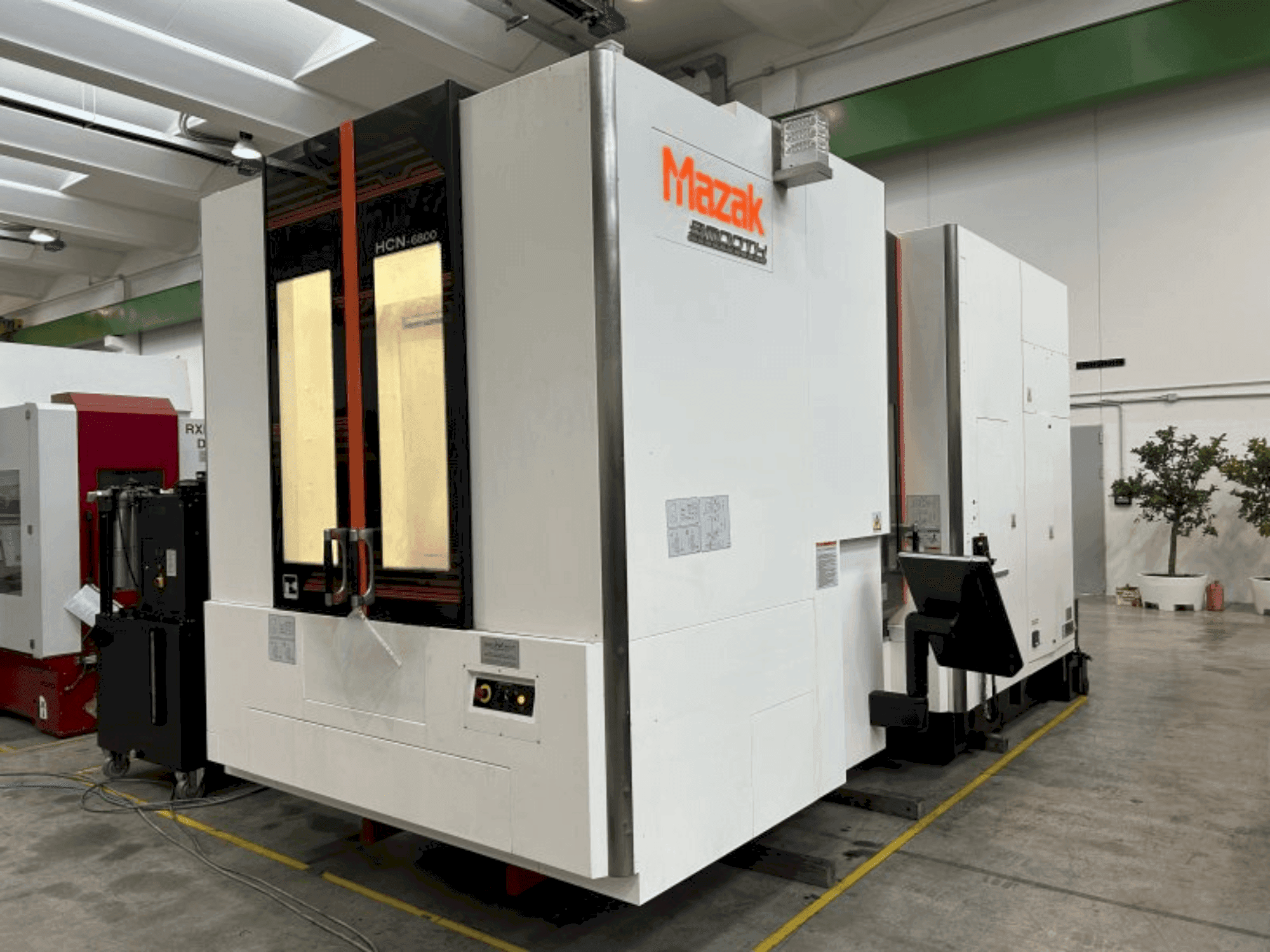 Vista Frontal  da Mazak HCN-6800  máquina