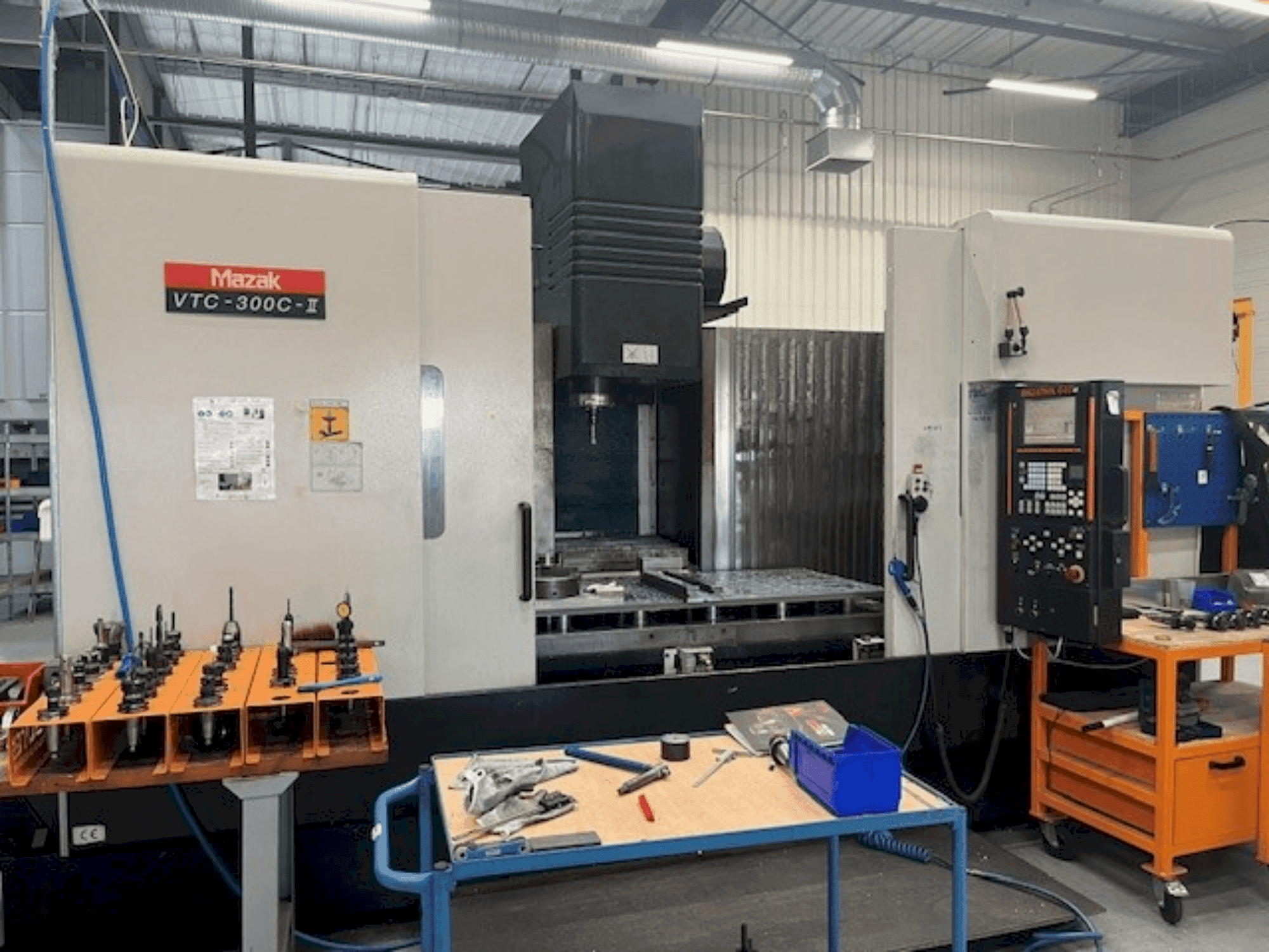 Vista Frontal  da Mazak VTC-300C-II  máquina