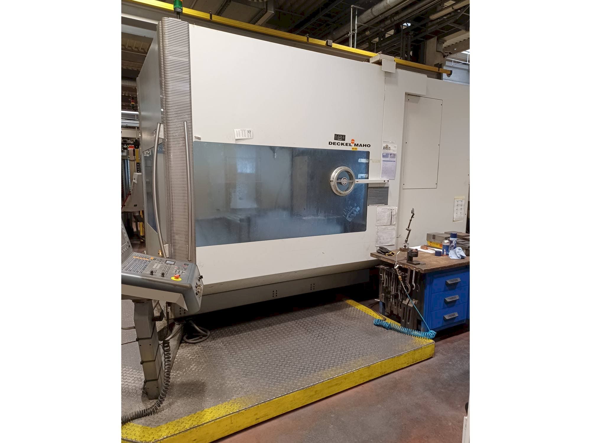 Vista Frontal  da DECKEL MAHO DMU 125 T hi-dyn  máquina