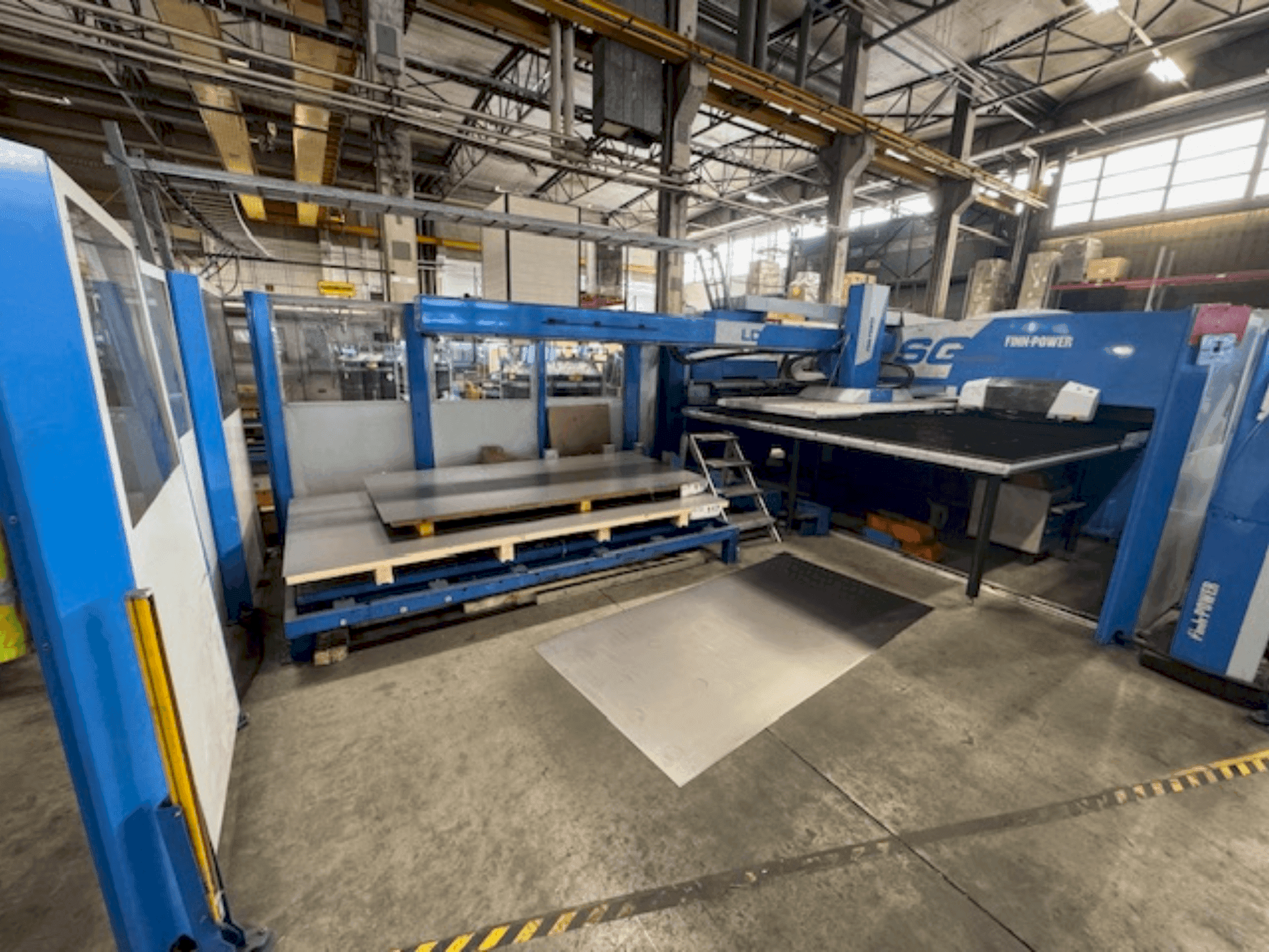 Vista Frontal  da Finn-Power SG-6  máquina