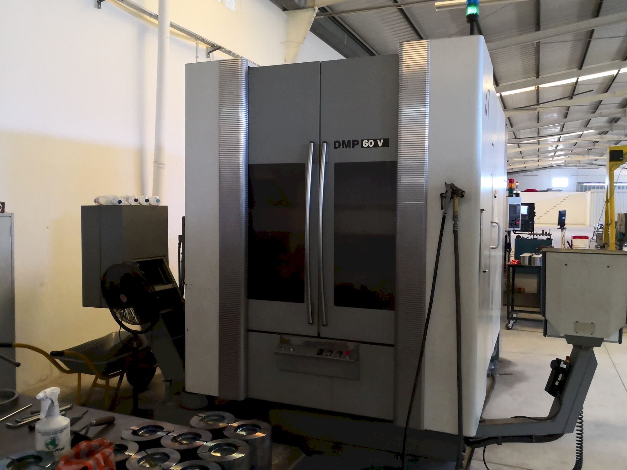 Vista Frontal  da DECKEL MAHO DMP 60V  máquina