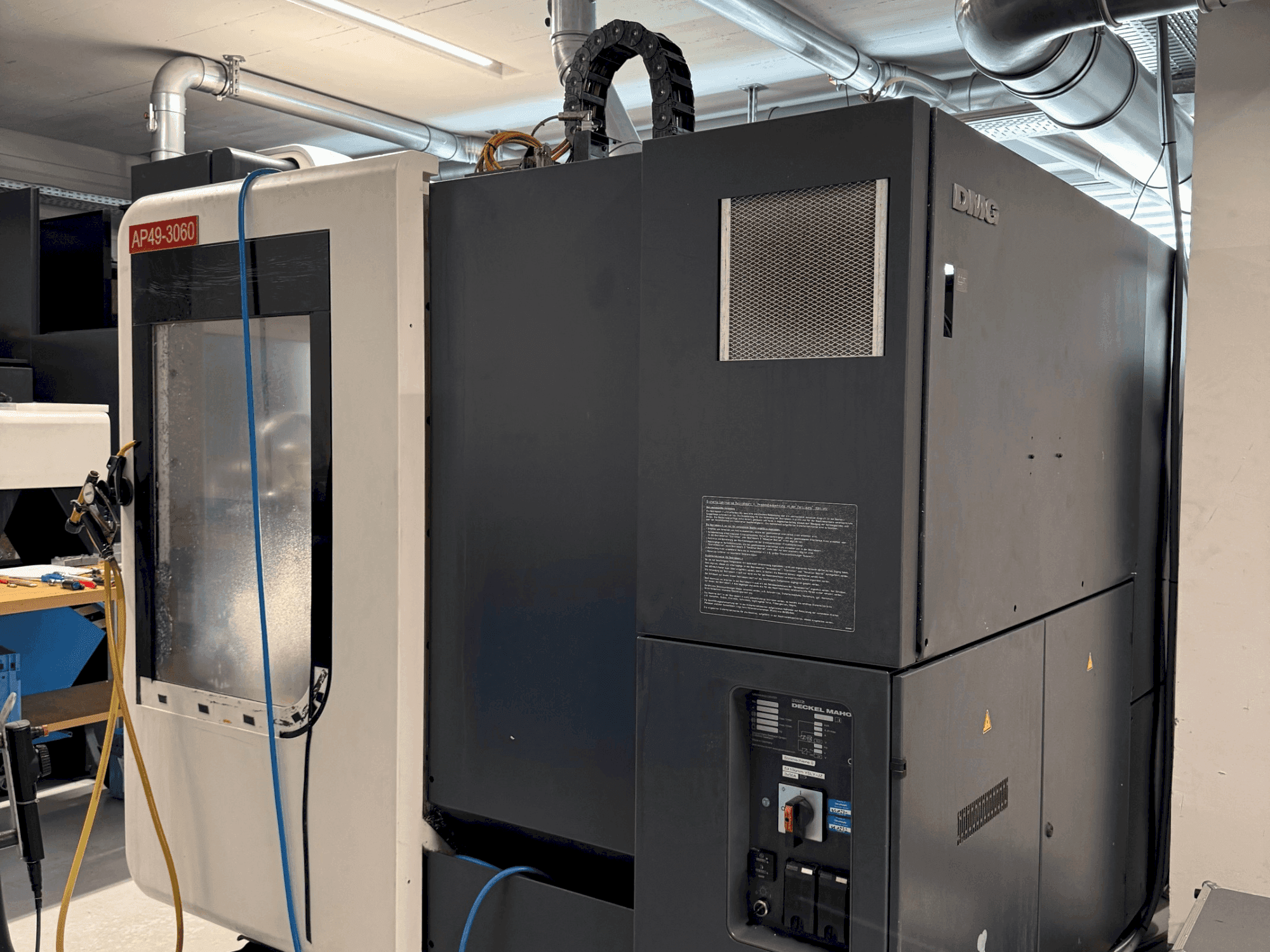 Vista Frontal  da DMG DECKEL MAHO DMU 70 Evolution linear  máquina