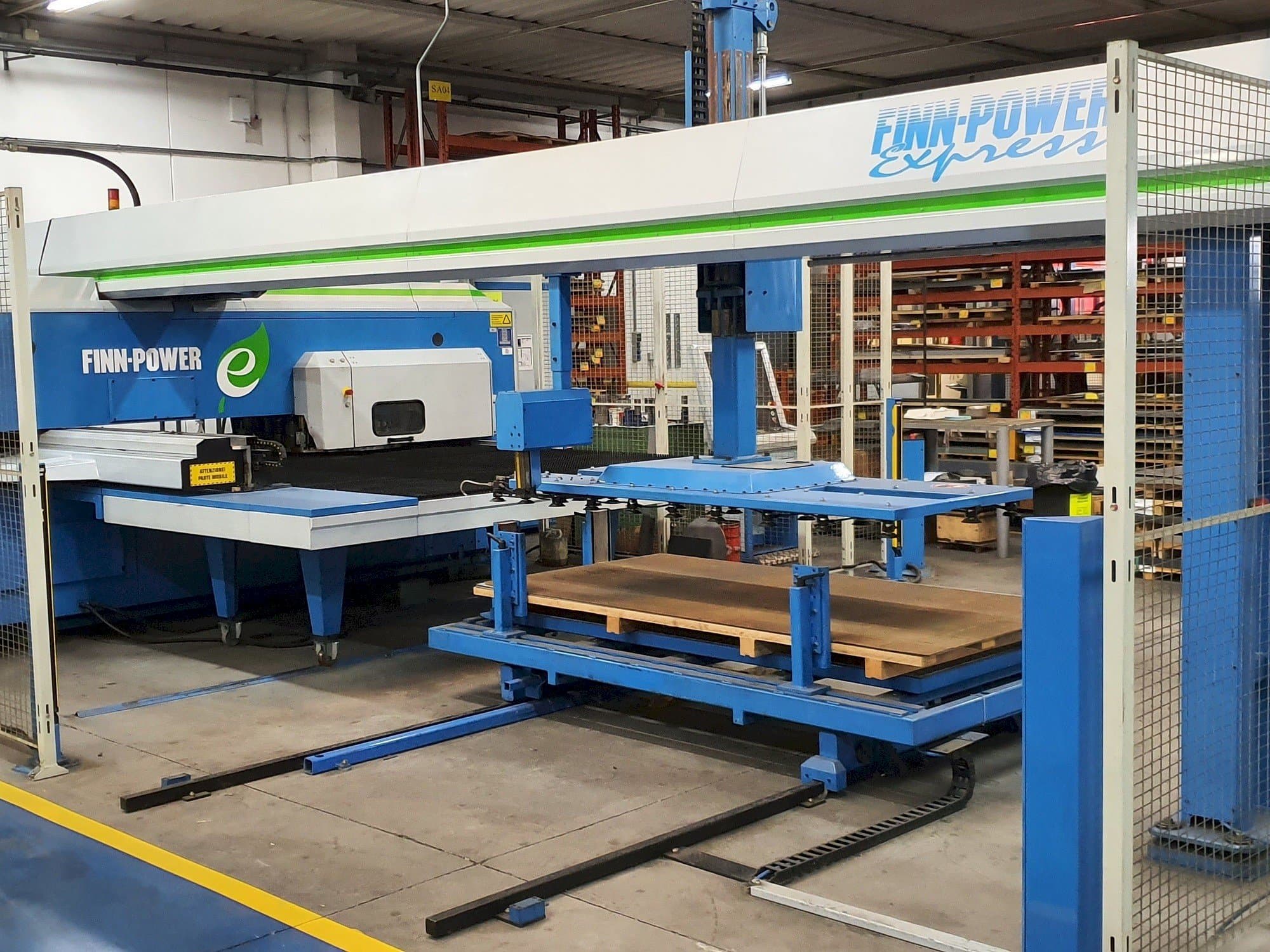 Vista Frontal  da Finn-Power E5 U  máquina