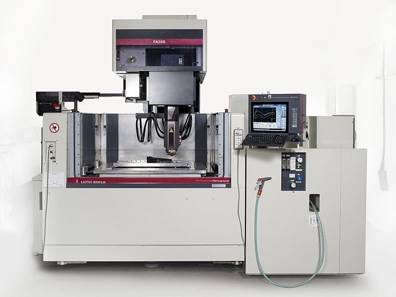 Vista Frontal  da Mitsubishi FA 30S Advance  máquina