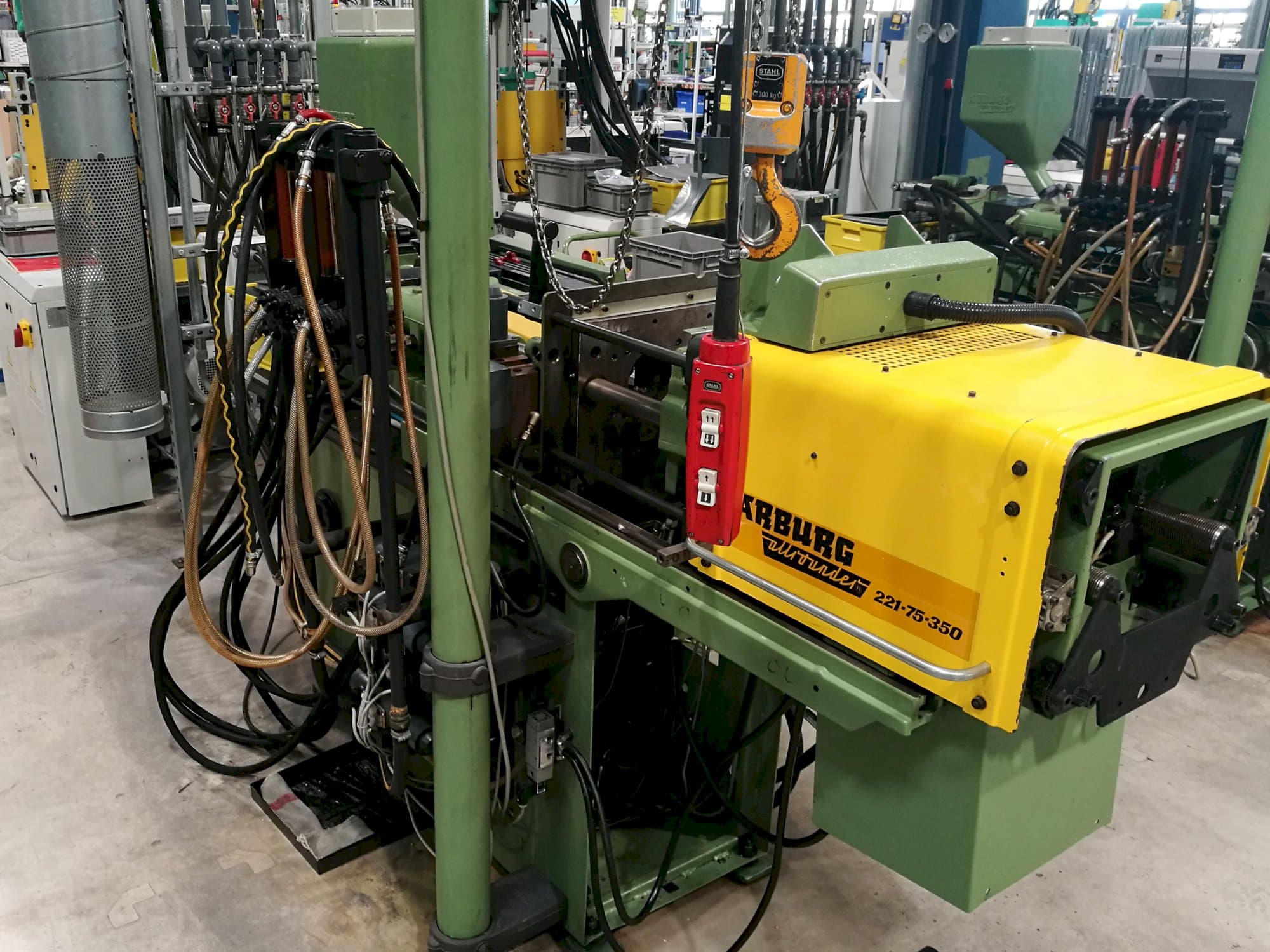 Vista Direita  da Arburg Allrounder 221-75-350  máquina