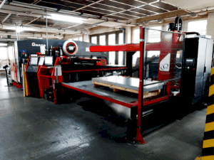 Vista Frontal  da AMADA EMK 3610NT  máquina