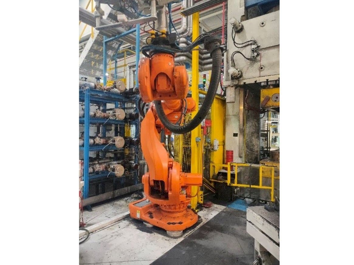 Vista Frontal  da ABB IRC5 M2004  máquina