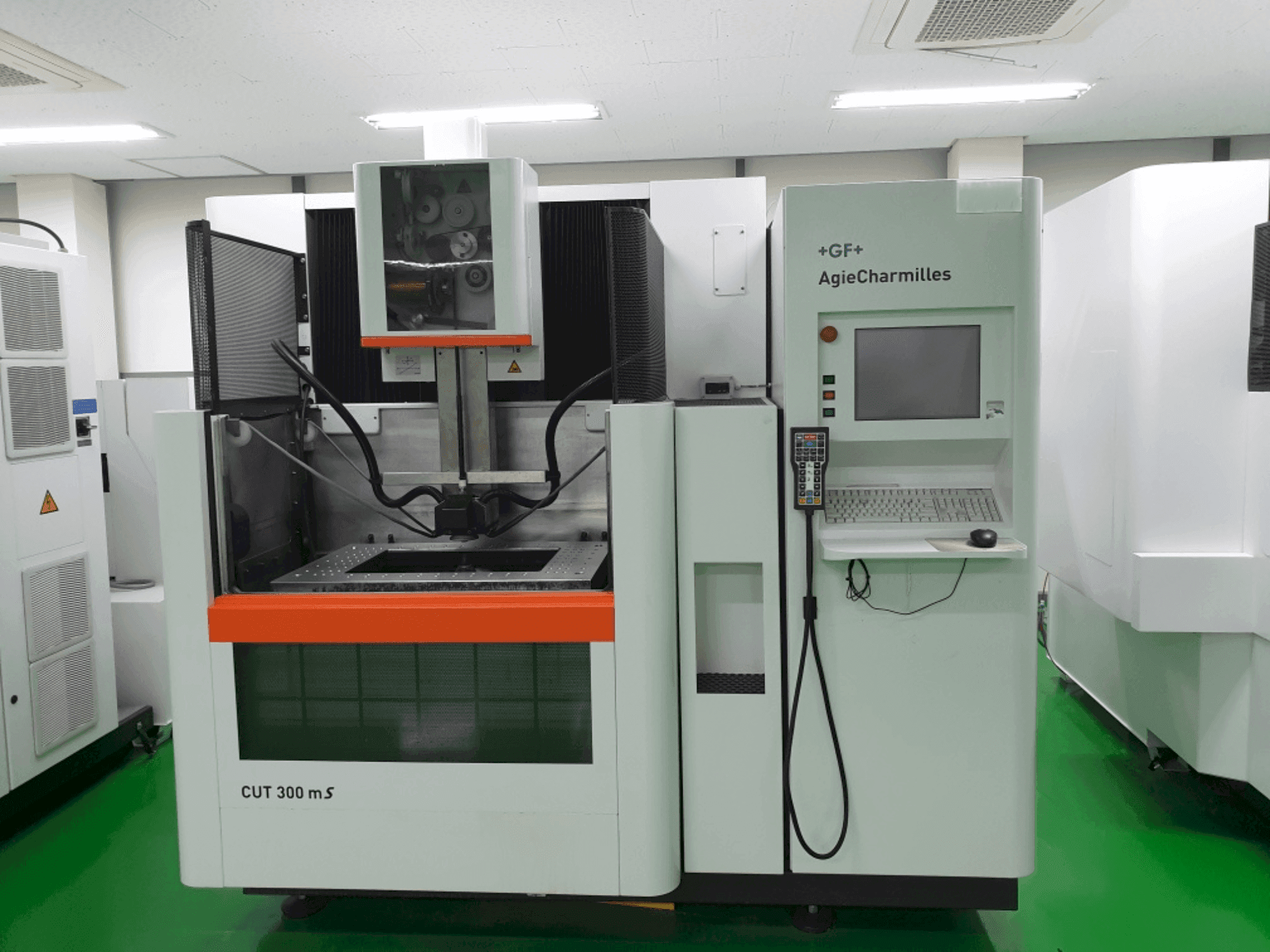 Vista Frontal  da AgieCharmilles CUT 300MS  máquina