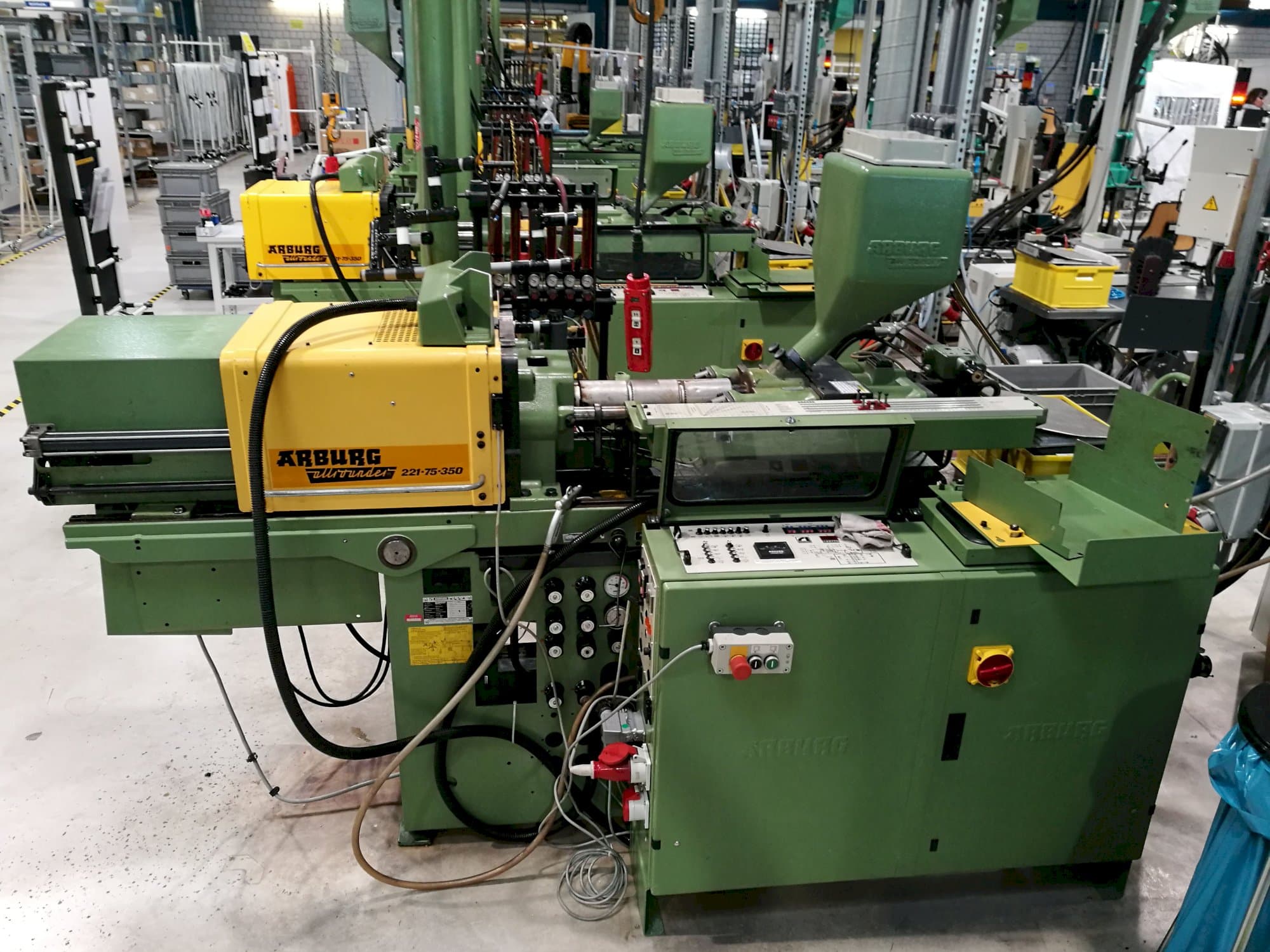 Vista Lateral Direita  da Arburg Allrounder 221-75-350  máquina