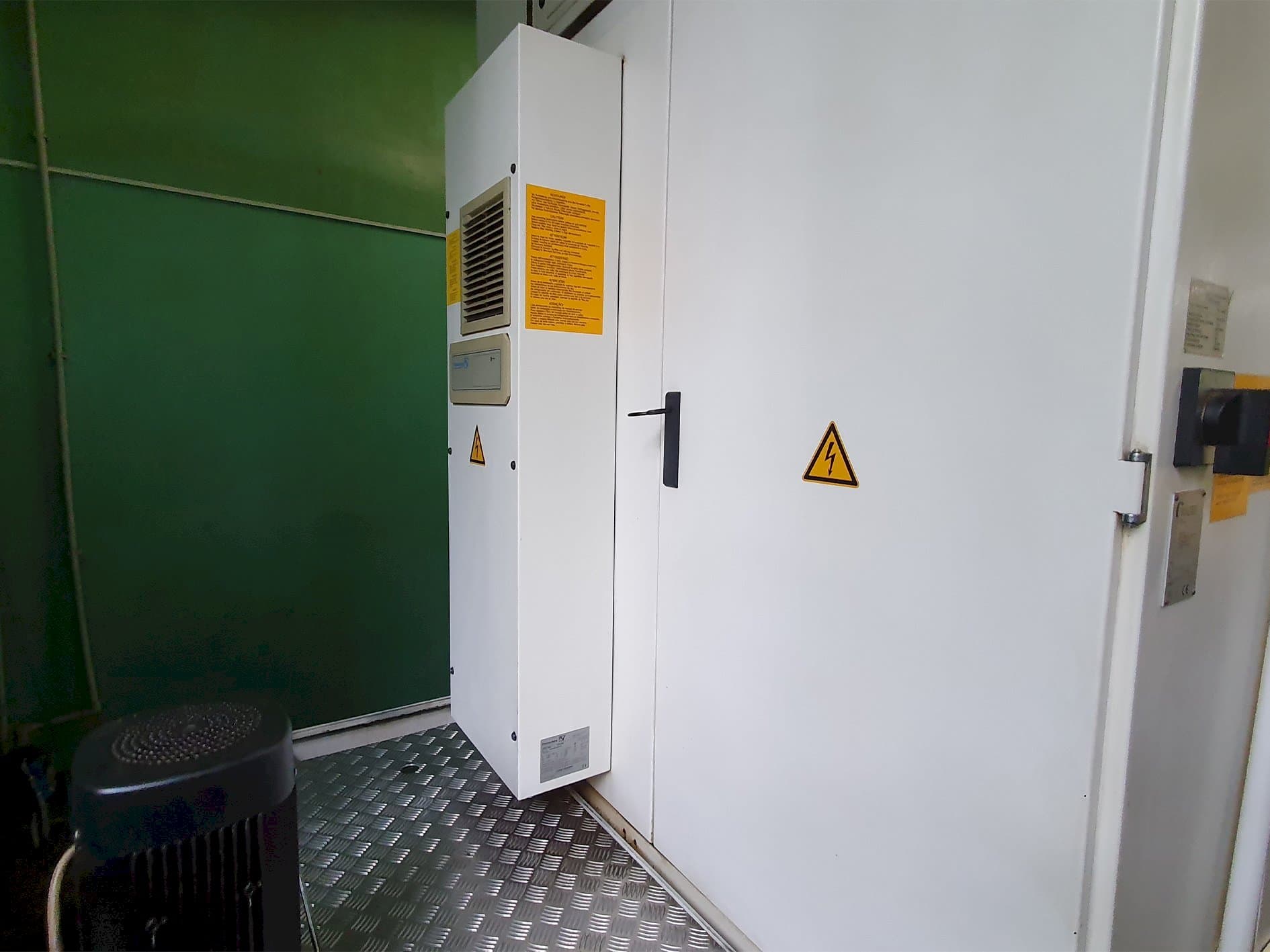 Vista Traseira  da Walter Helitronic Power  máquina