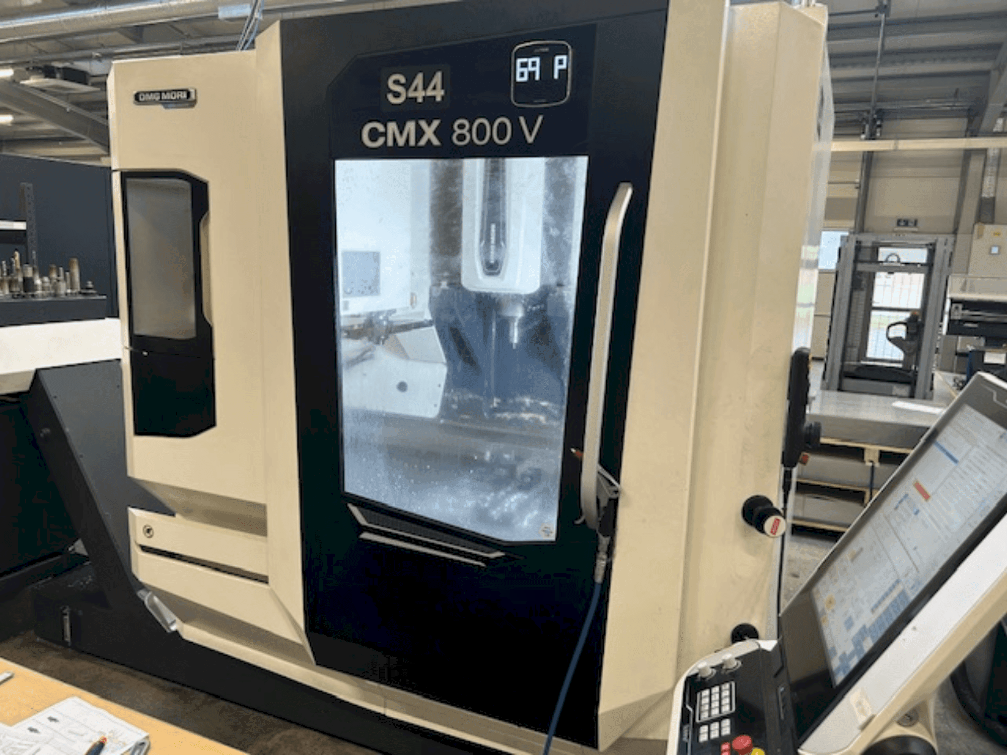 Vista Frontal  da DMG MORI CMX 800 V  máquina