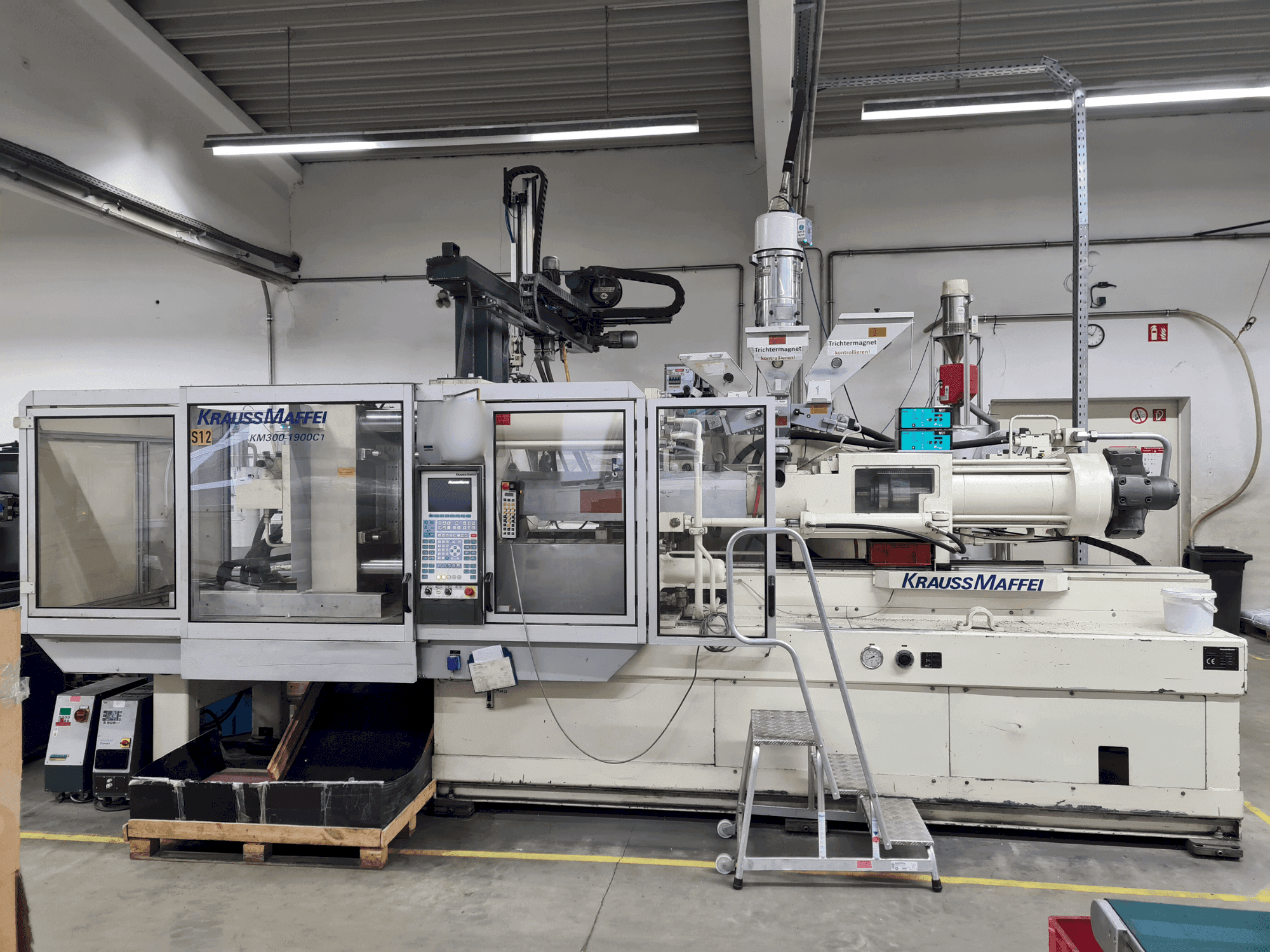 Vista Frontal  da Krauss Maffei 300-1900 C1  máquina