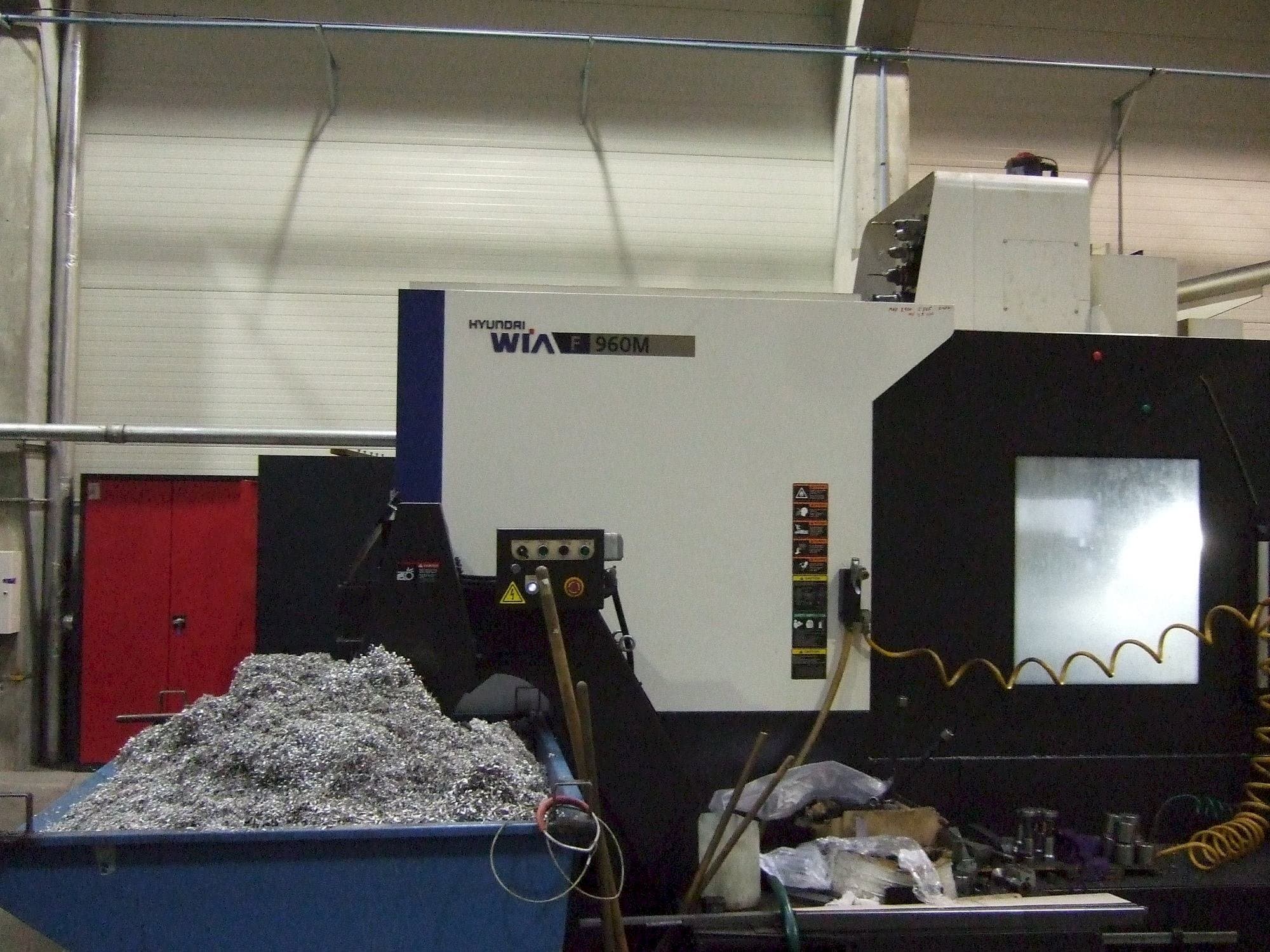 Vista Frontal  da Hyundai F960M  máquina