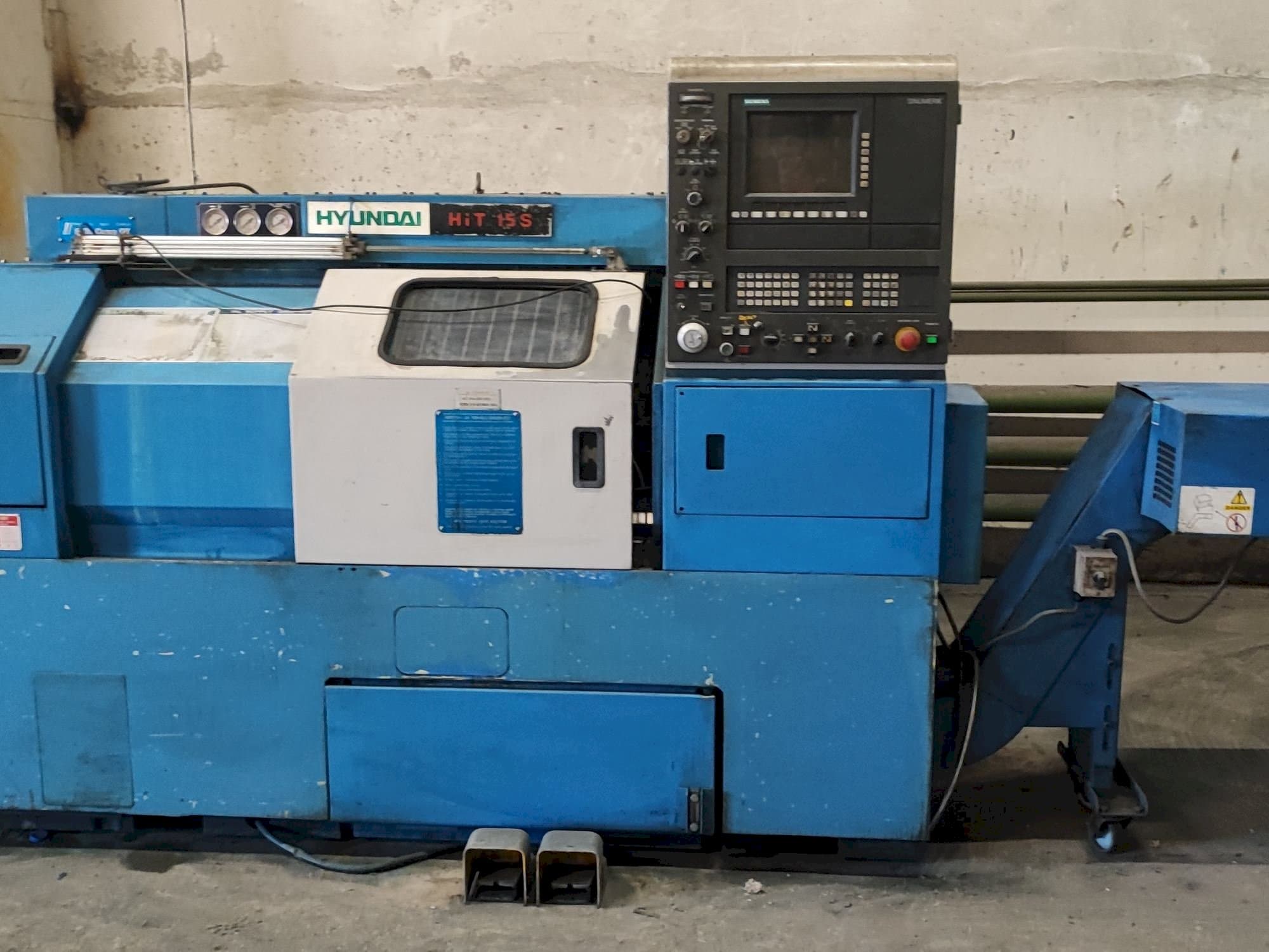 Vista Frontal  da Hyundai HIT15s  máquina