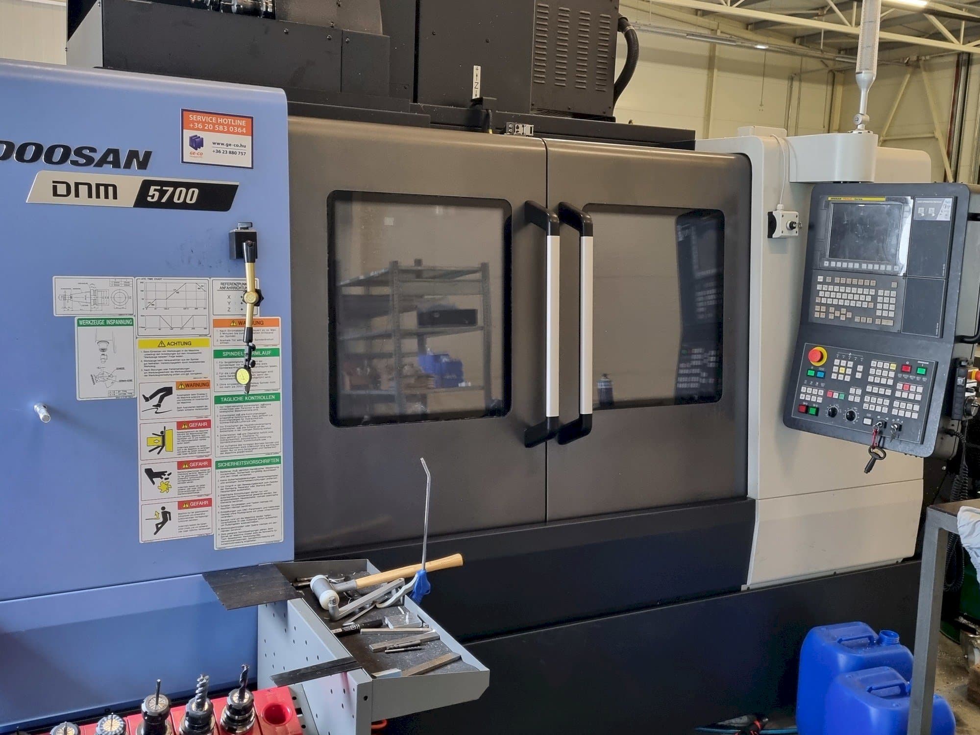 Vista Frontal  da DOOSAN DNM 5700  máquina