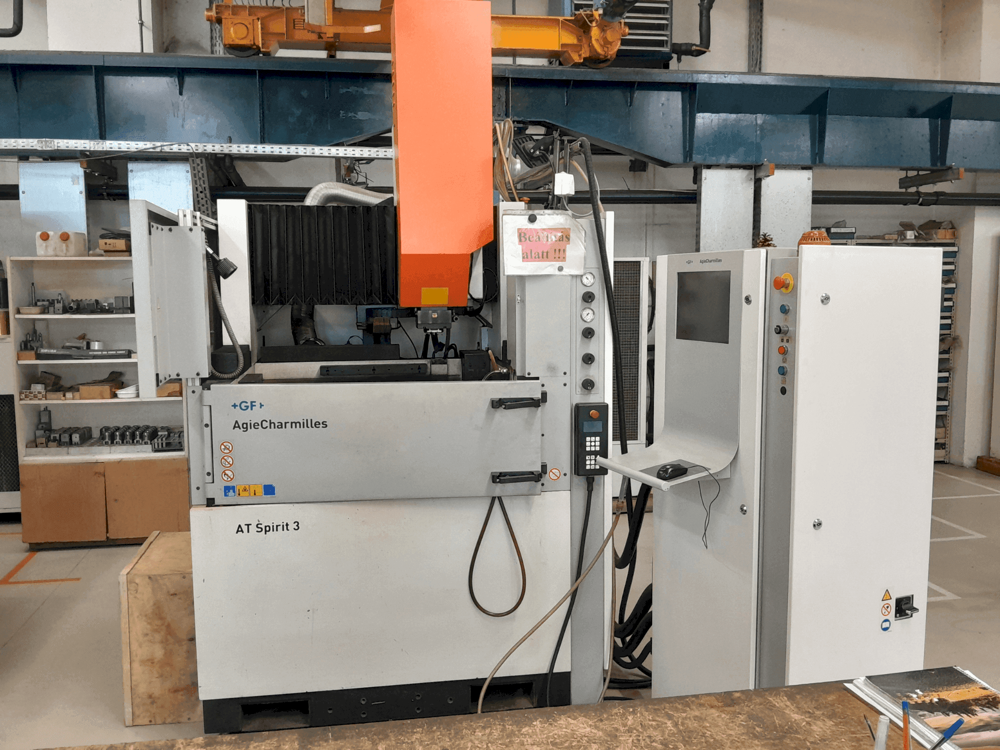 Vista Frontal  da AgieCharmilles Spirit 3  máquina