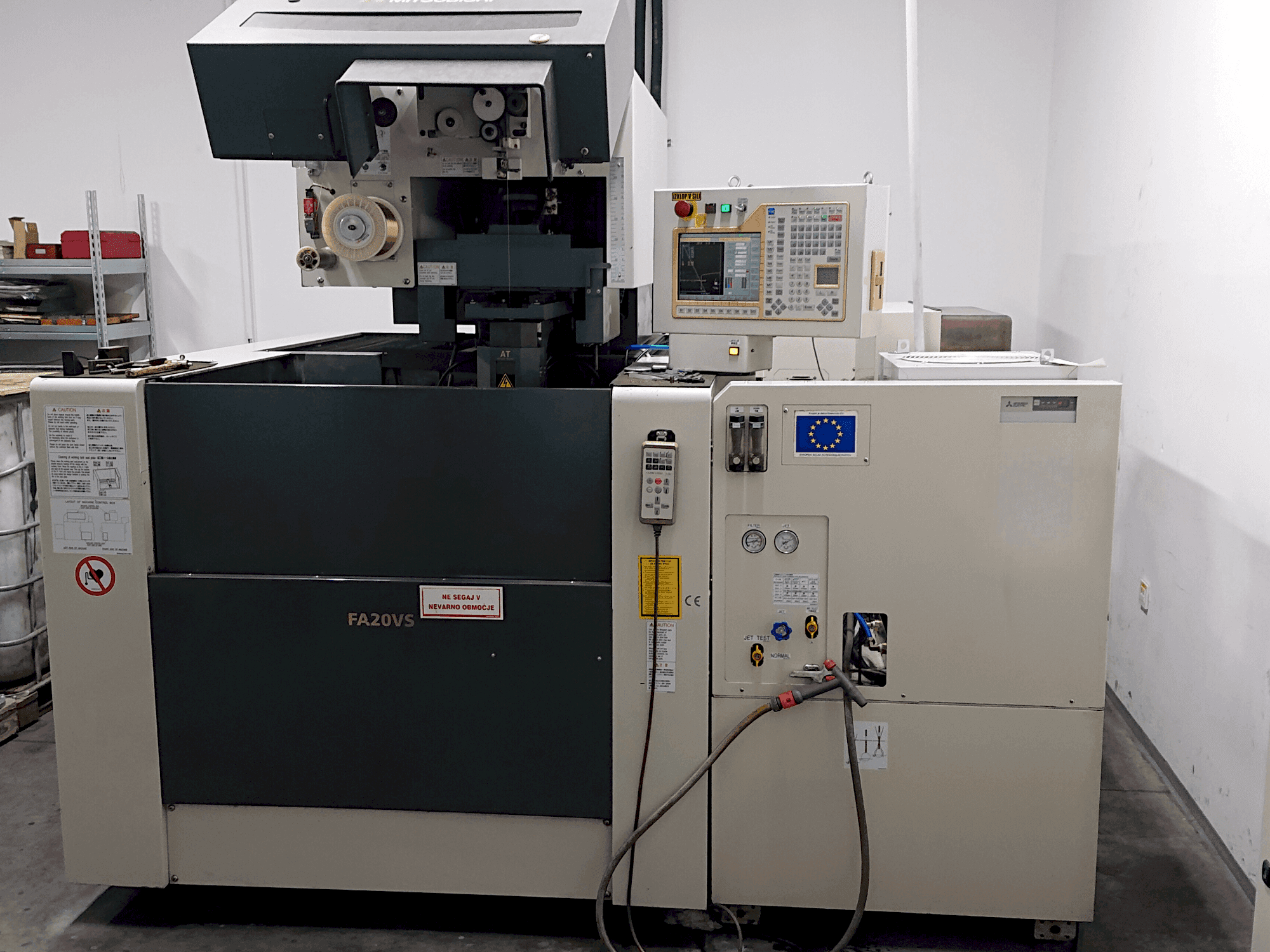 Vista Frontal  da Mitsubishi Electric FA20-VS  máquina