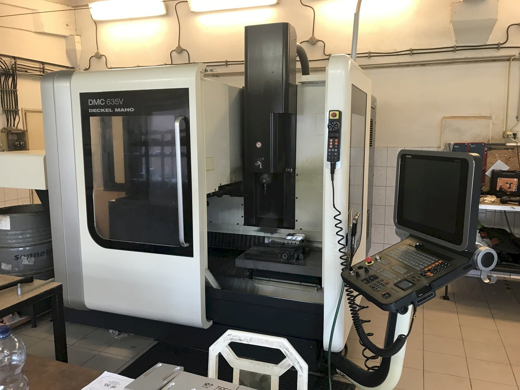 Vista Frontal  da DECKEL MAHO DMC 635V  máquina