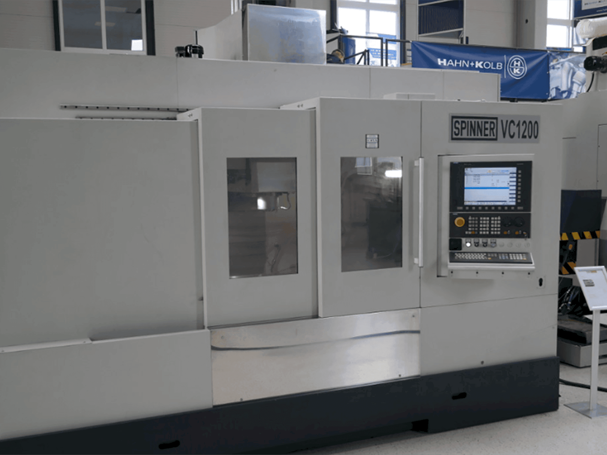 Vista Frontal  da SPINNER VC 1200  máquina