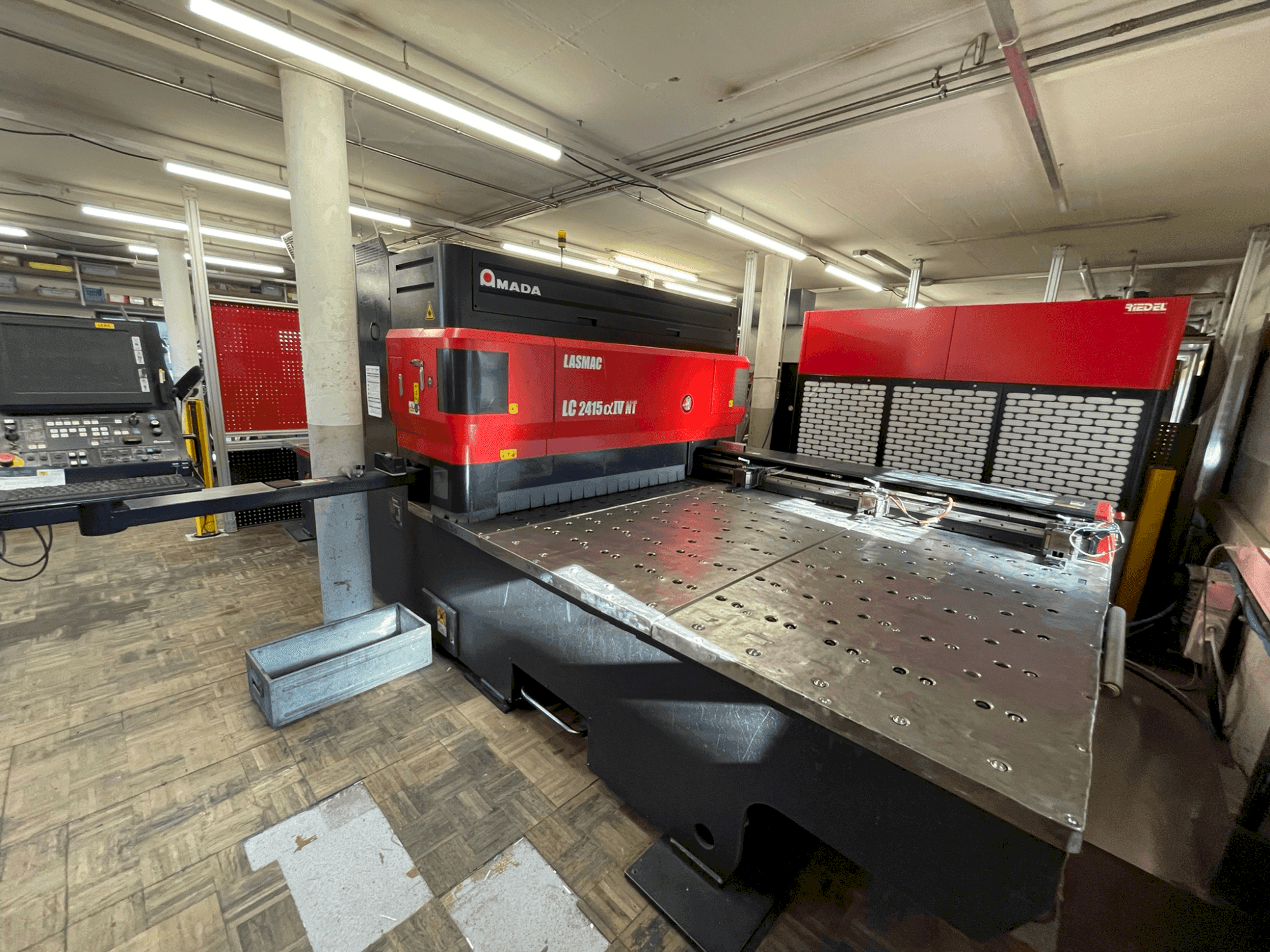 Vista Frontal  da AMADA LC 2415 α-IV NT  máquina