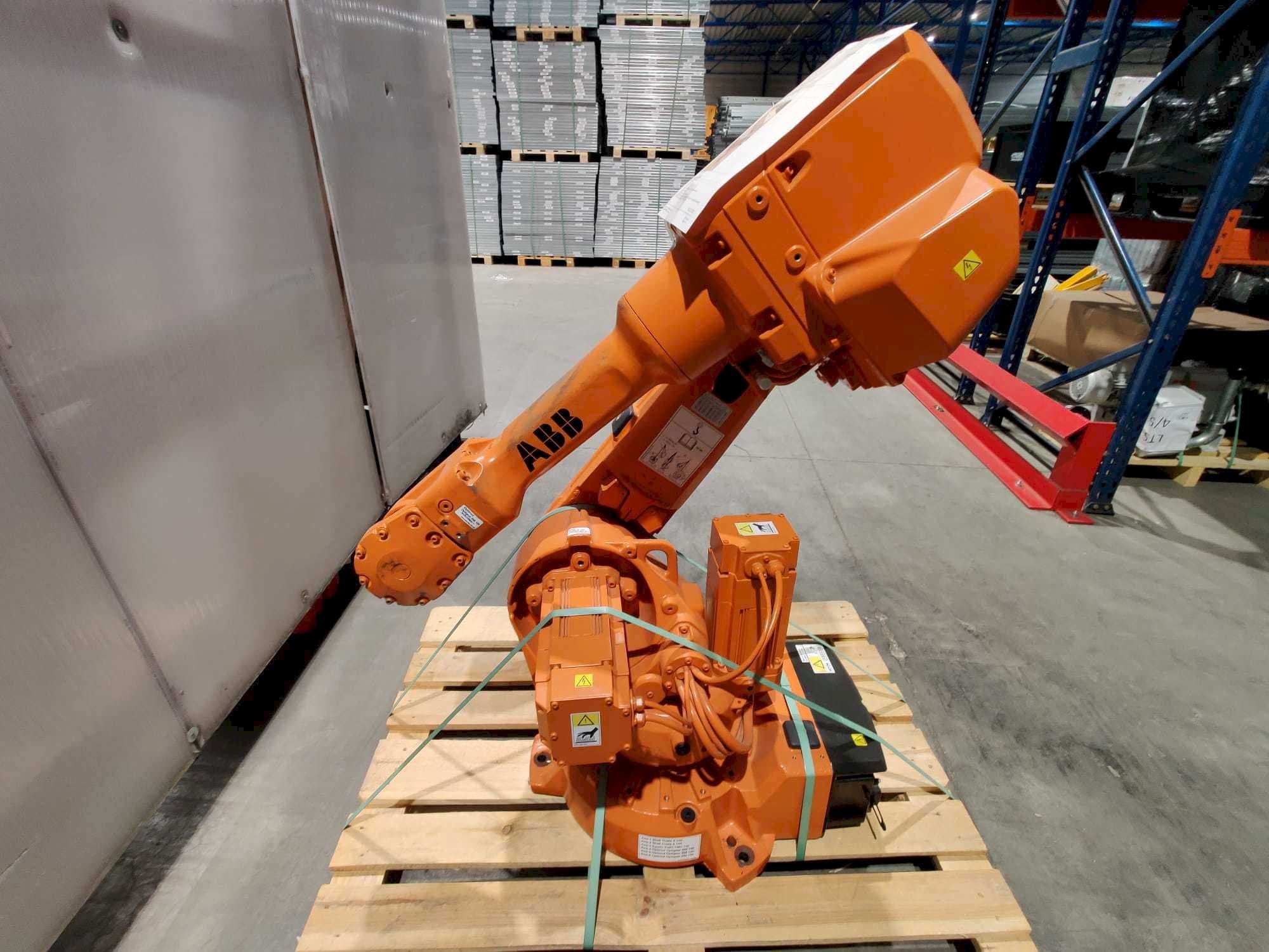 Vista Frontal  da ABB IRB 2600 M2004  máquina