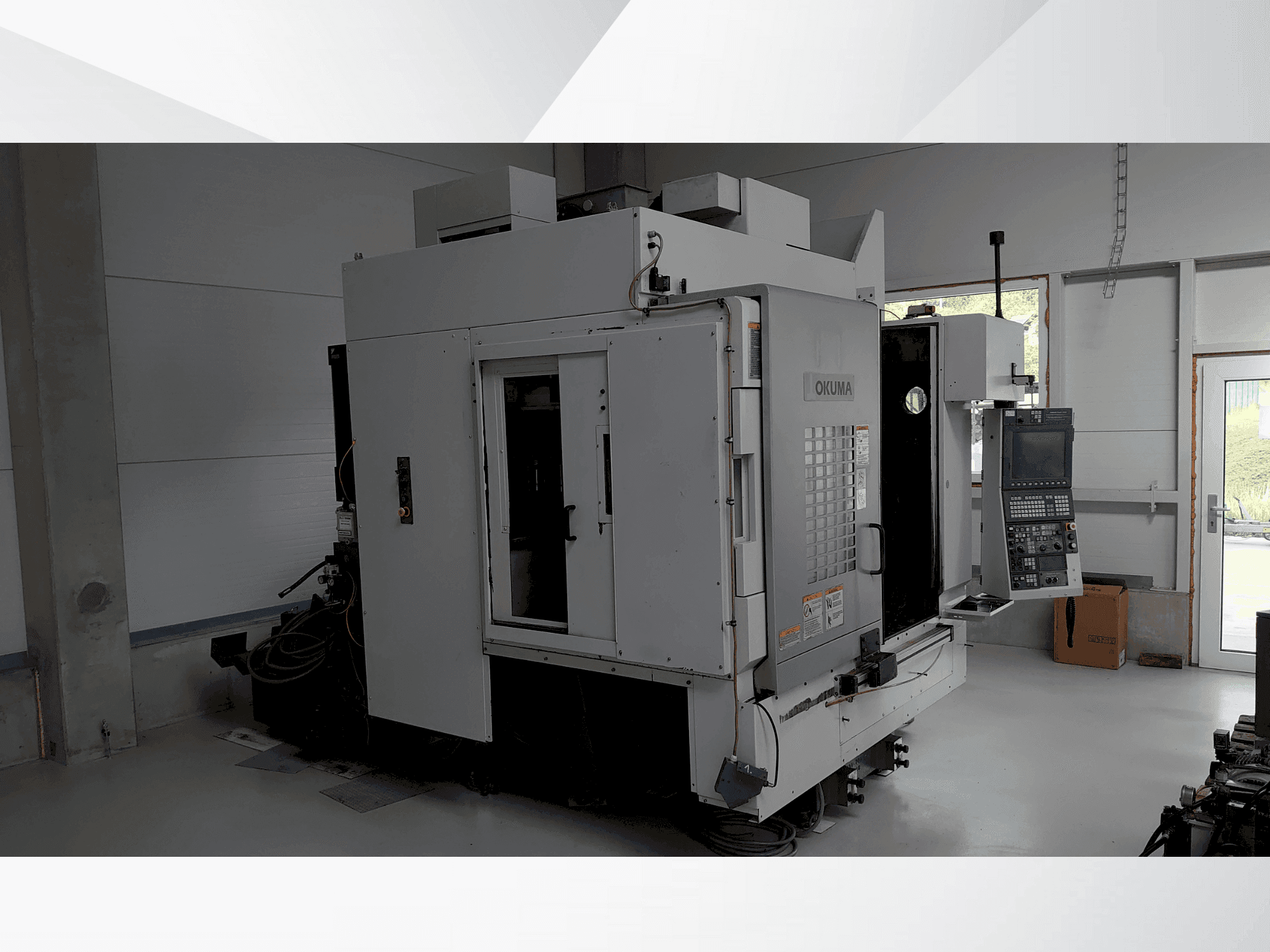 Vista Frontal  da Okuma MU-400VA  máquina