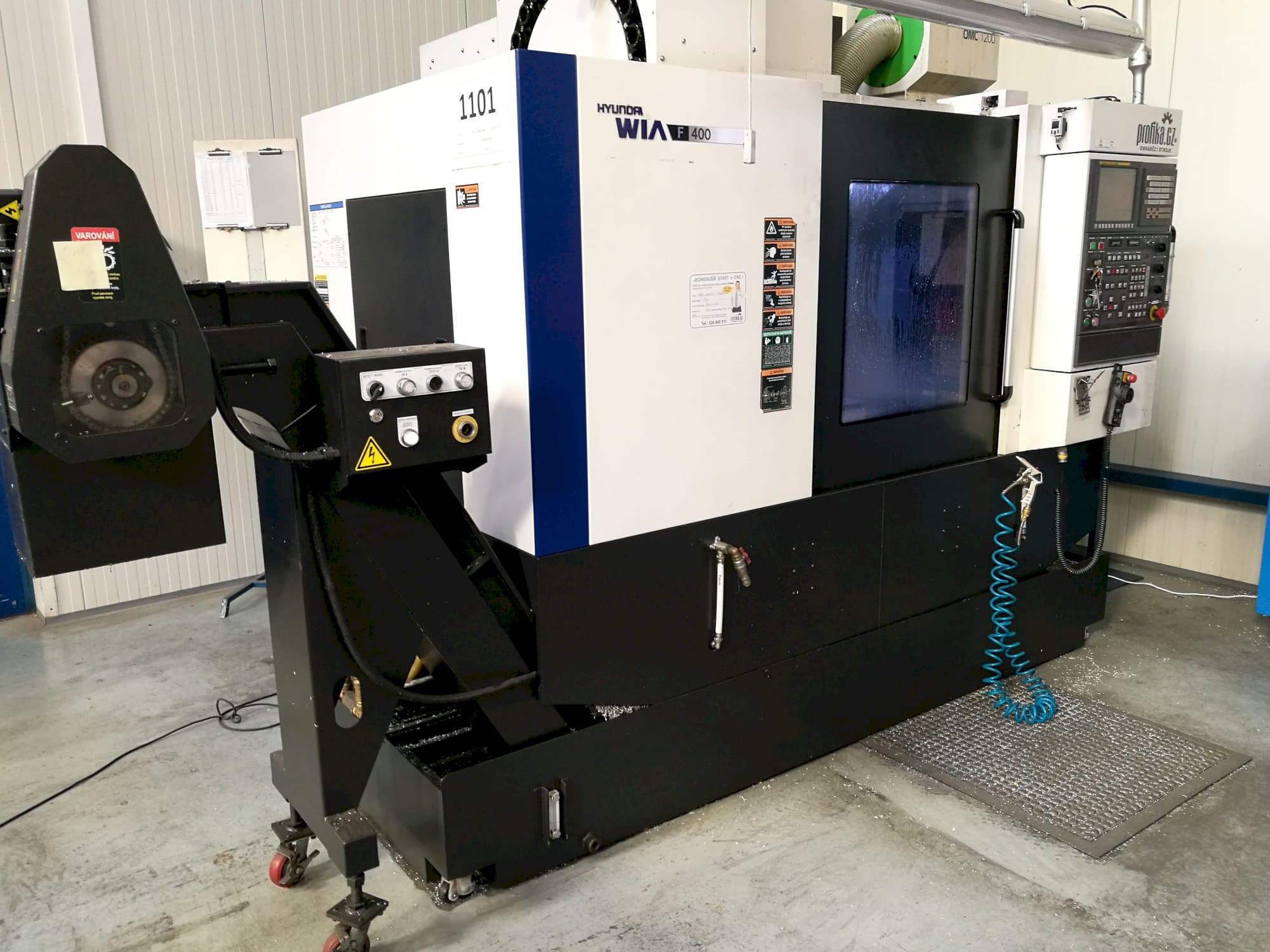 Vista Esquerda  da Hyundai Wia F400  máquina