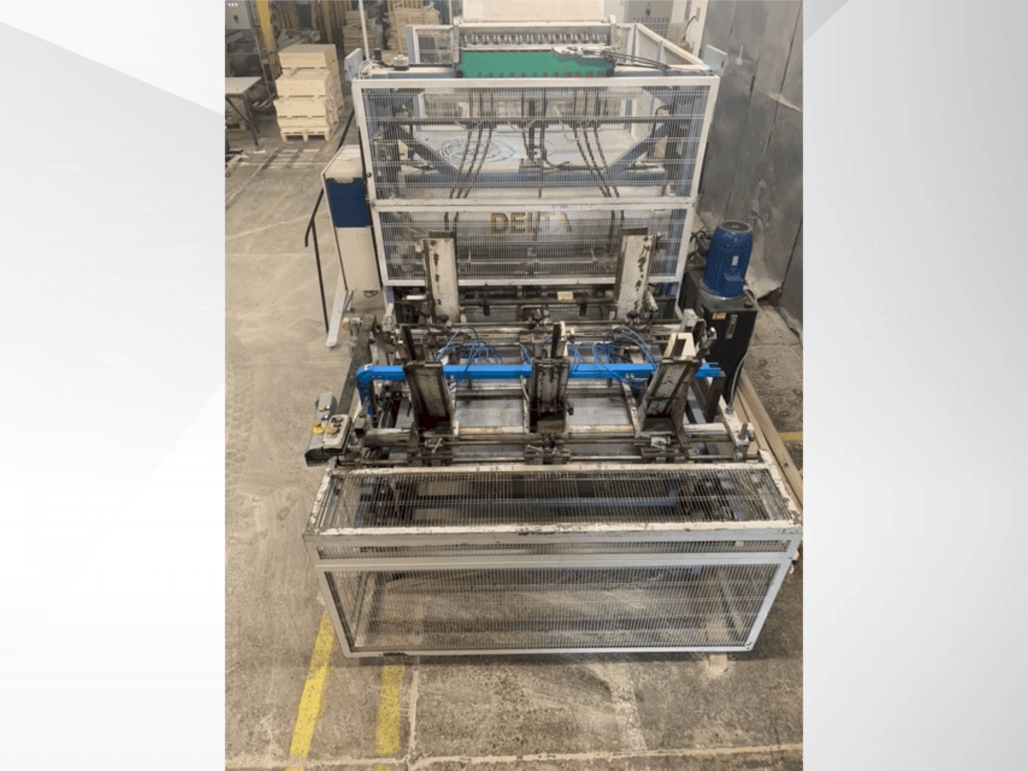 Vista Frontal  da DELTA pallet nailing machine line  máquina
