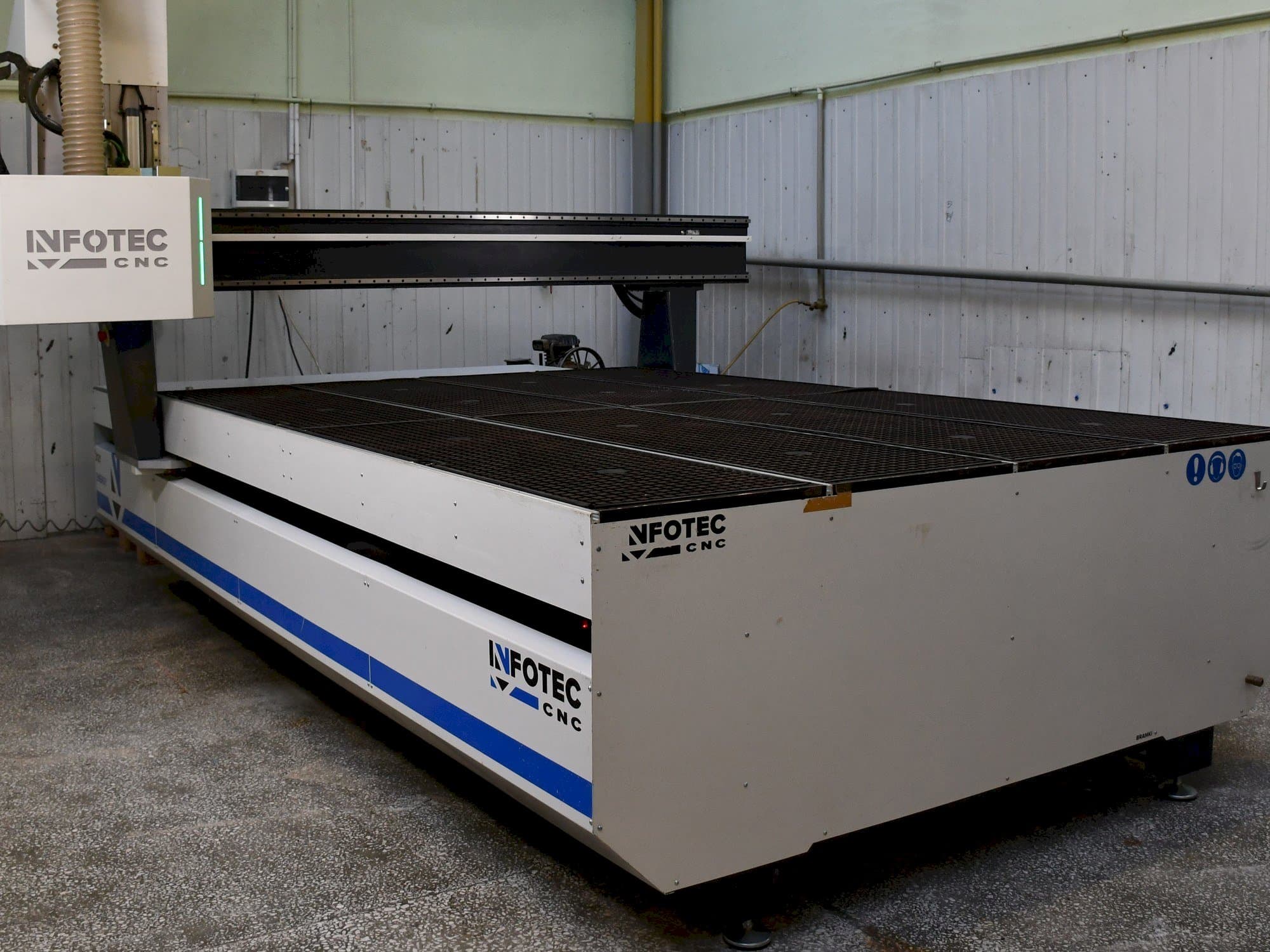 Vista Frontal  da INFOTEC 3121 E  máquina