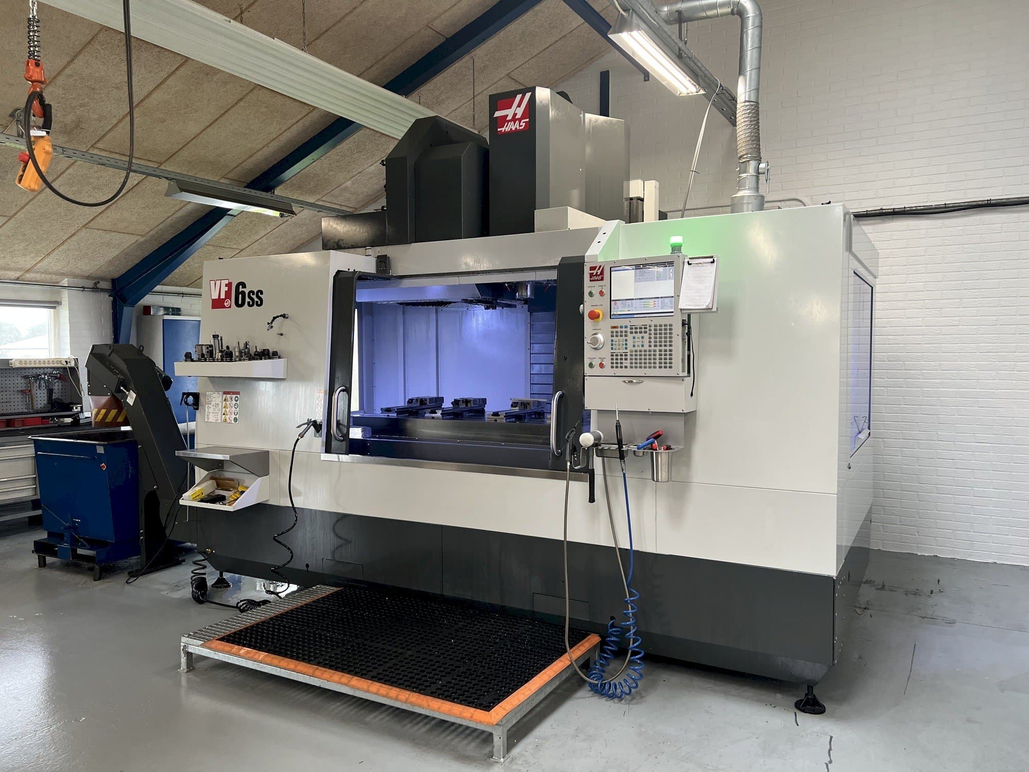 Vista Frontal  da HAAS VF6-SS  máquina