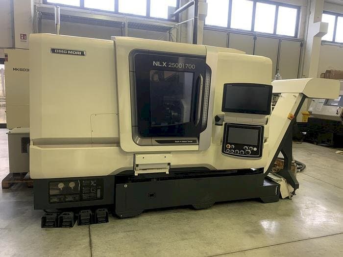 Vista Frontal da DMG MORI NLX 2500SY máquina