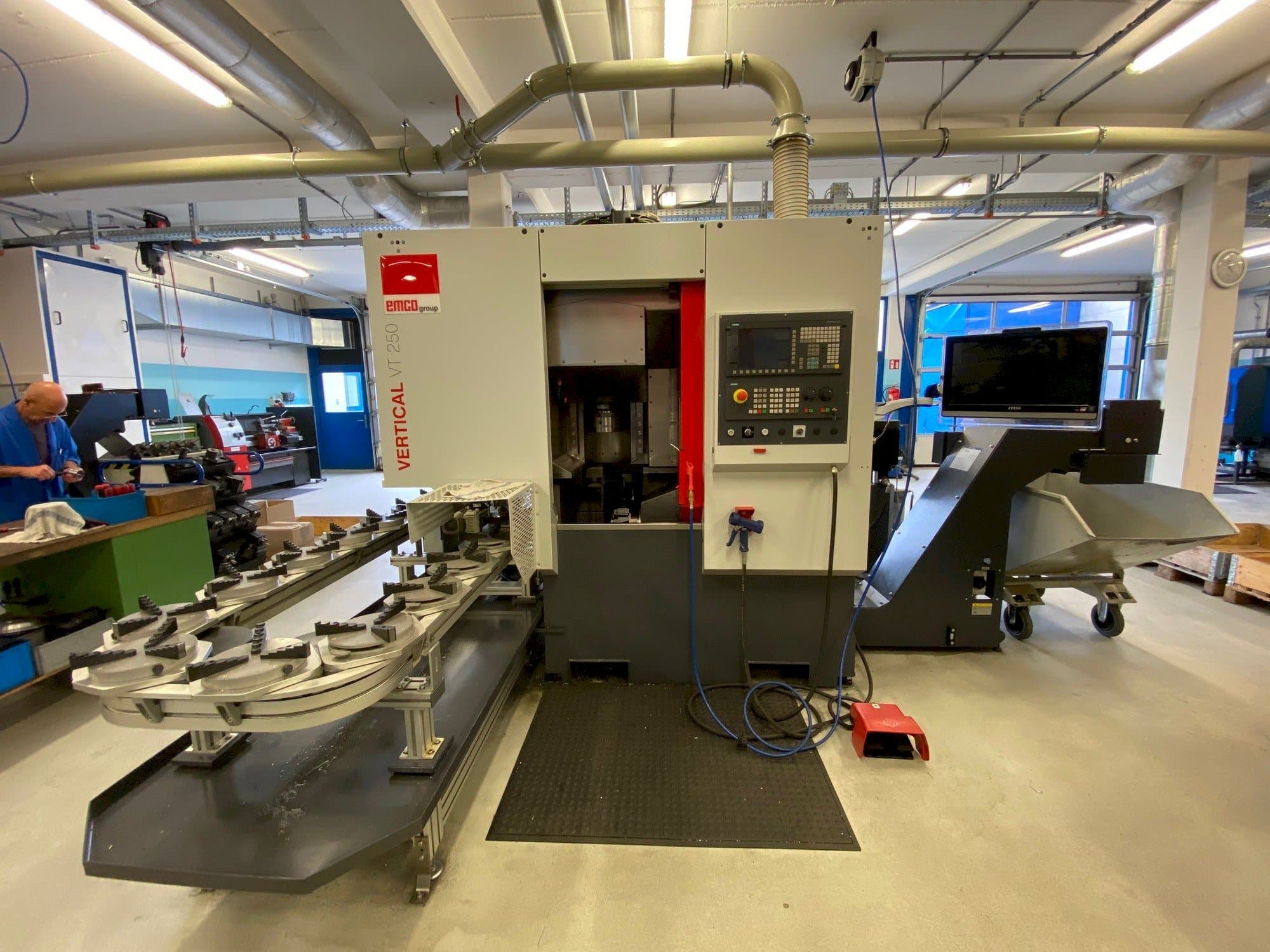 Vista Frontal  da EMCO VT250  máquina