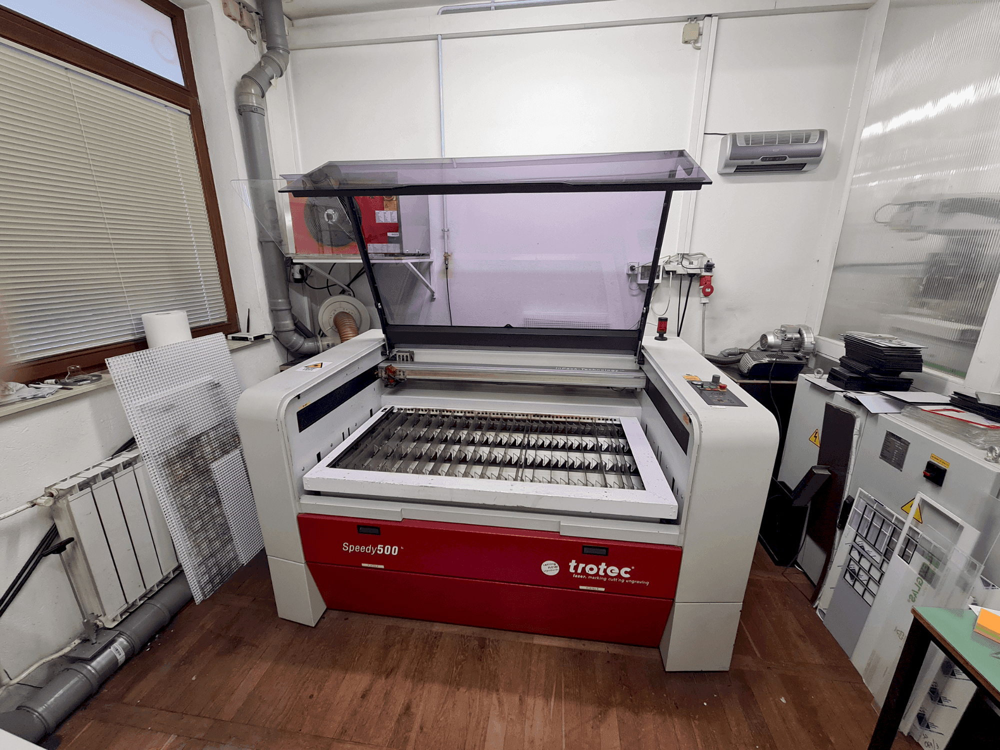 Vista Frontal  da Trotec Speedy 500  máquina