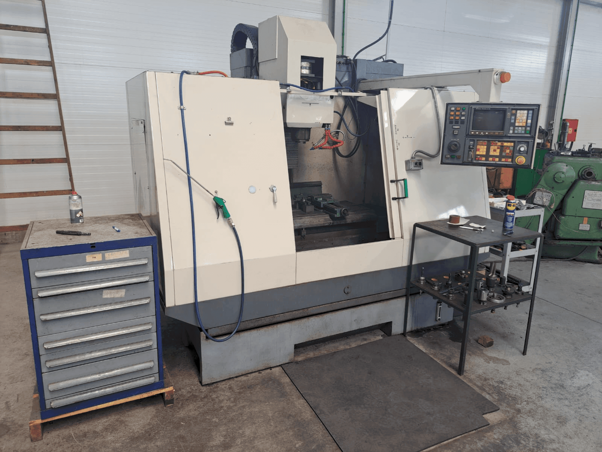 Vista Frontal  da Cincinnati Sabre  máquina