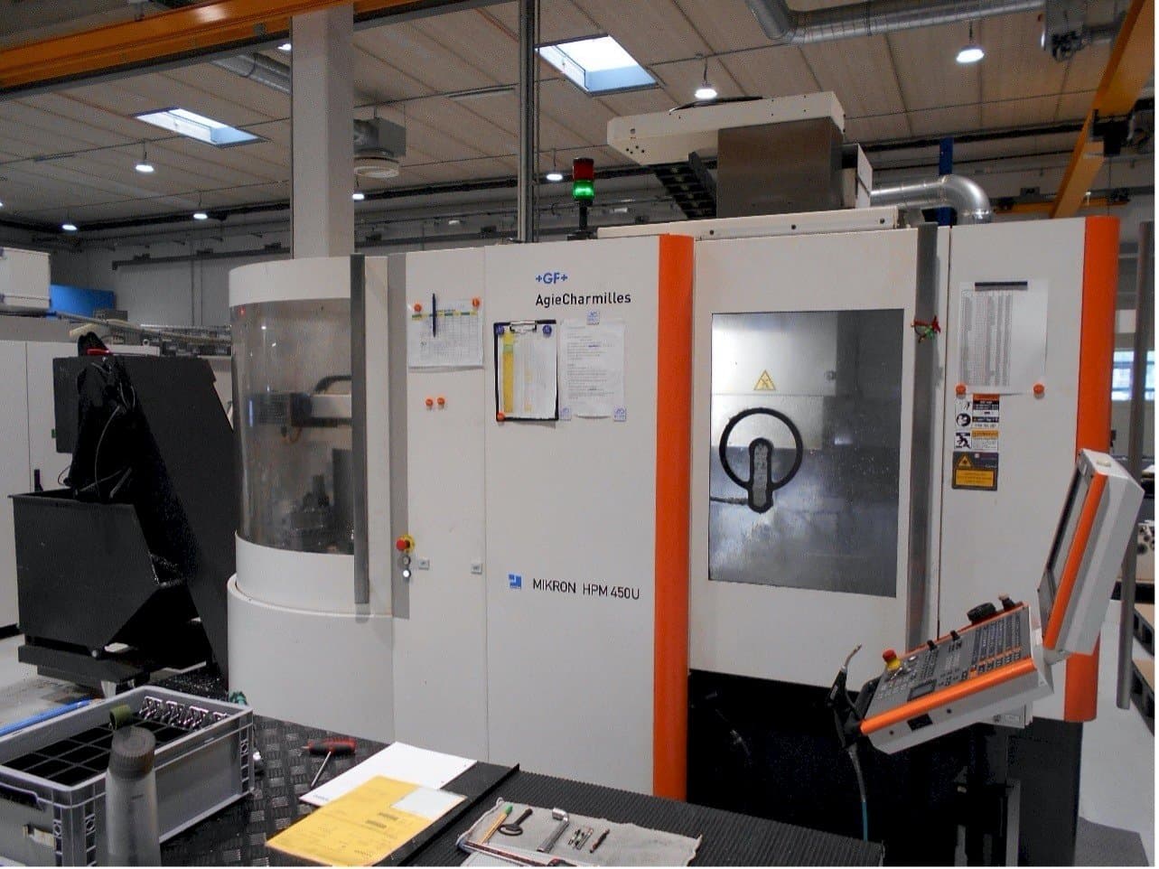 Vista Frontal  da AgieCharmilles Mikron HPM 450U  máquina
