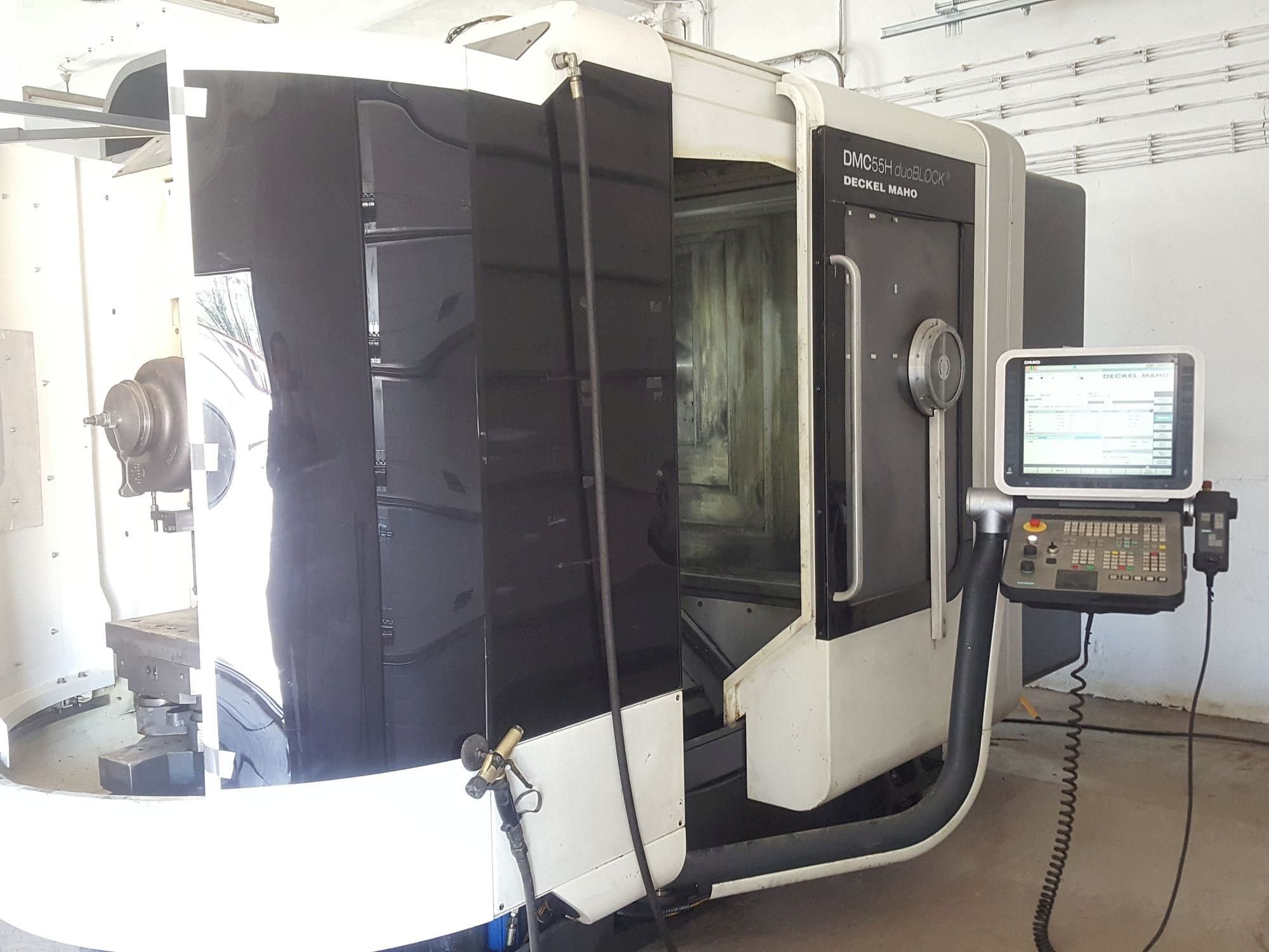 Vista Frontal  da DECKEL MAHO DMC55H duoBLOCK  máquina