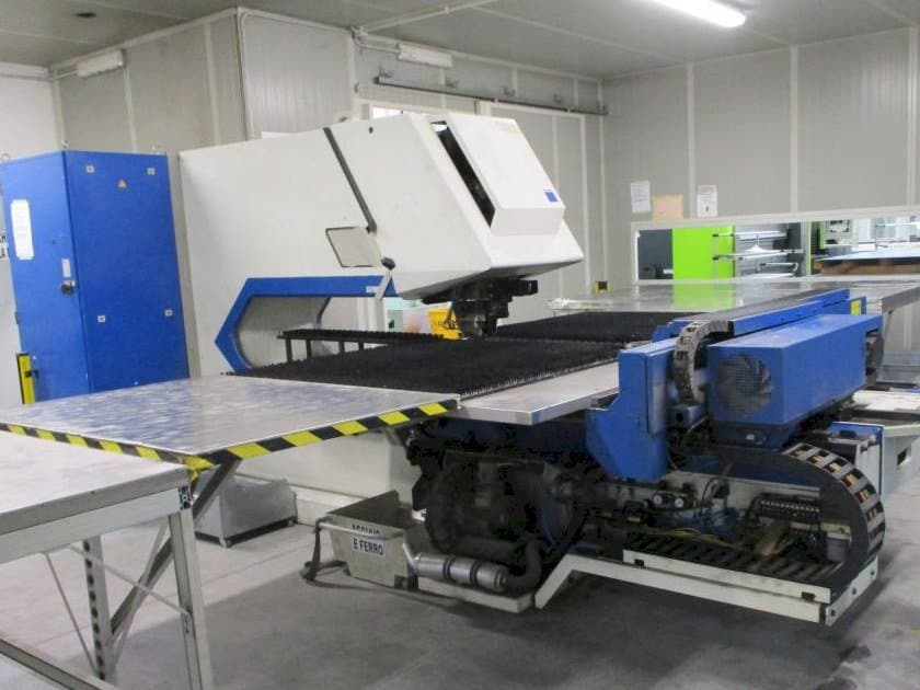 Vista Frontal  da Trumpf Trumatic 2000R  máquina
