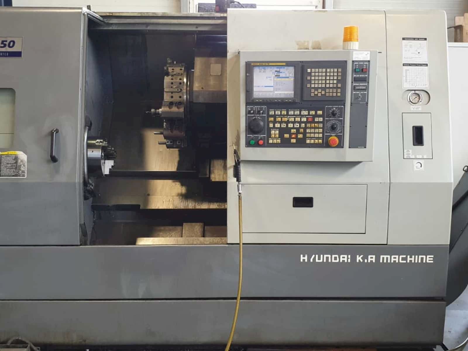 Vista Frontal  da Hyundai Kia SKT250  máquina