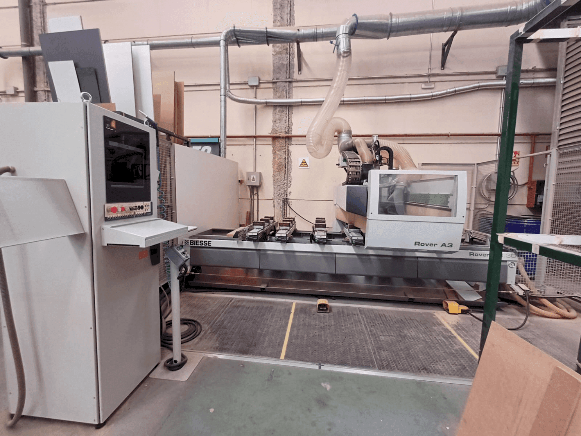 Vista Frontal  da BIESSE OVER A 330 K3 S  máquina