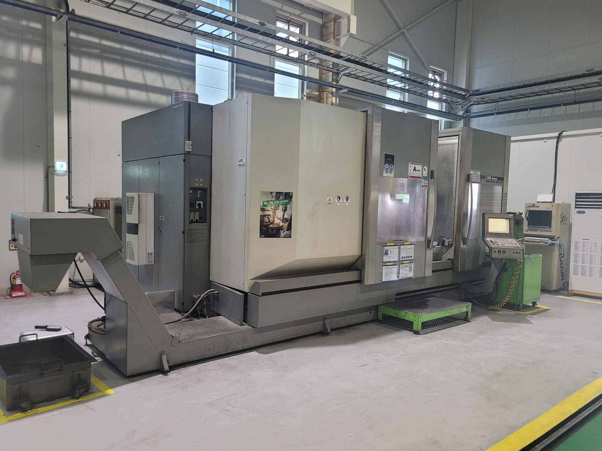 Vista Lateral Esquerda  da DECKEL MAHO DMF 250 linear  máquina