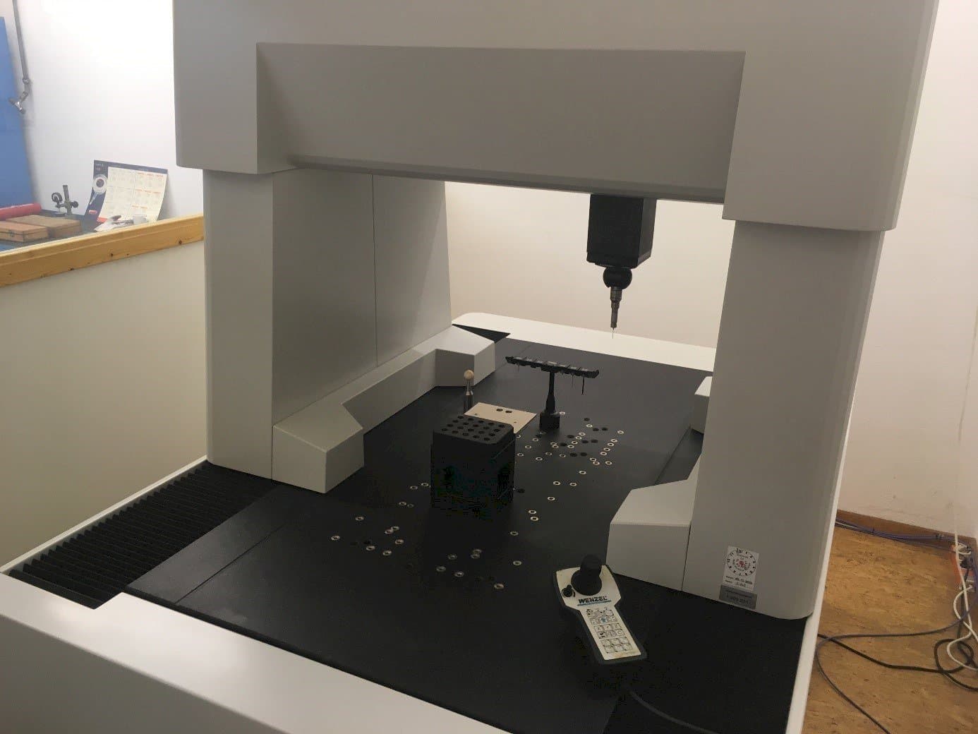 Vista Frontal  da EROWA PreSet Qi  máquina