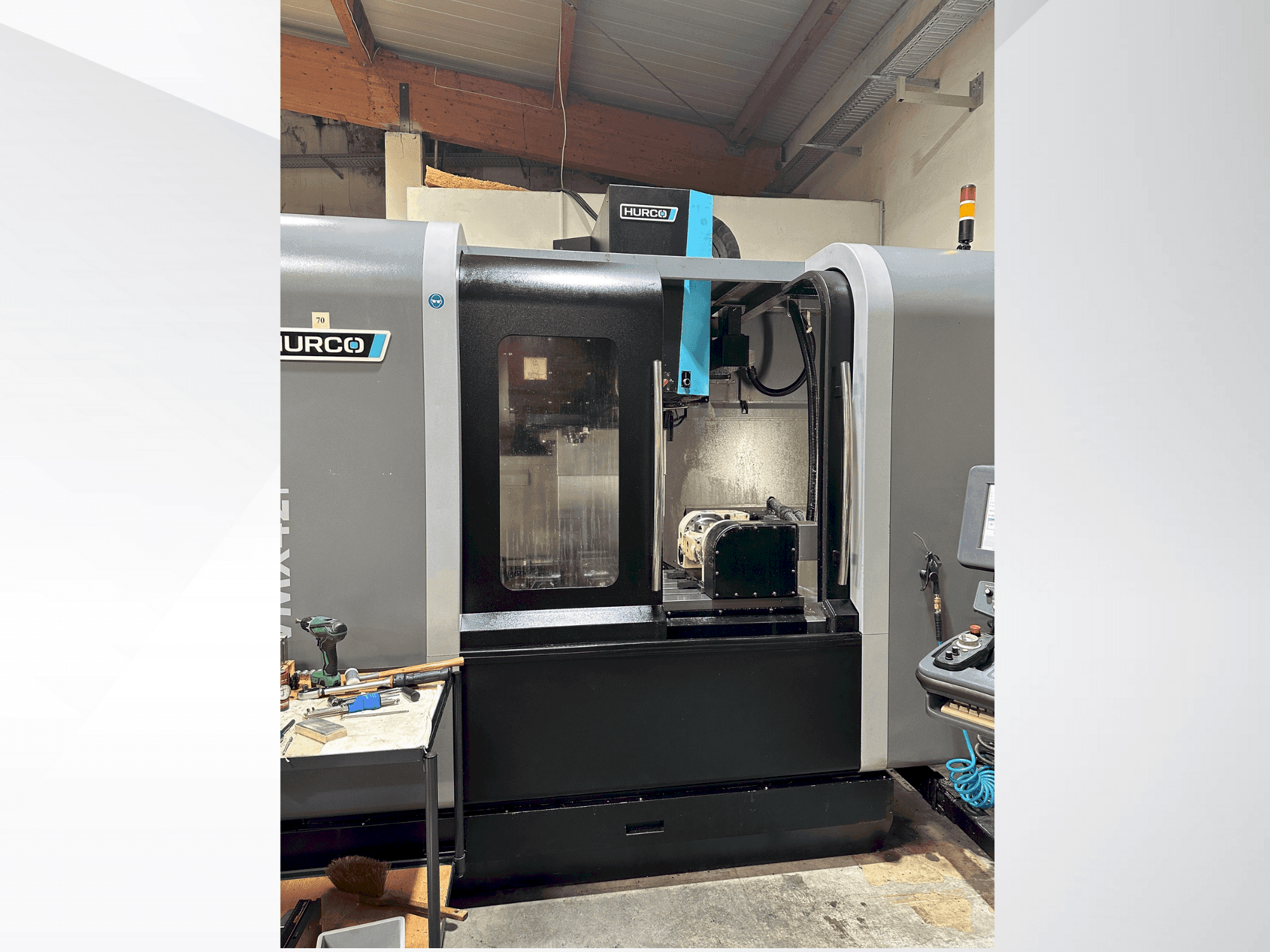 Vista Frontal  da Hurco VMX 42i  máquina