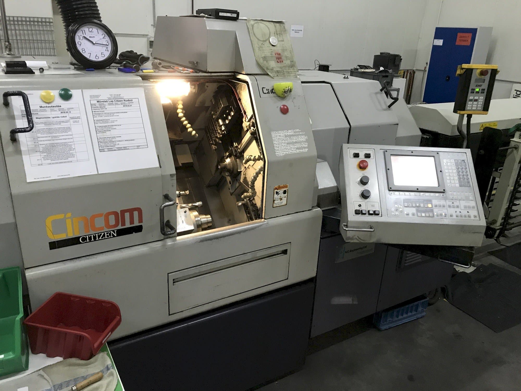 Vista Frontal  da Citizen Cincom L32  máquina