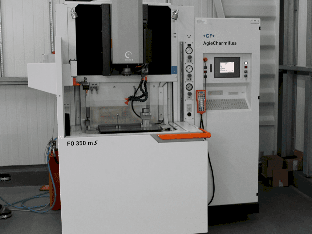 Vista Frontal  da AgieCharmilles FO350MS  máquina