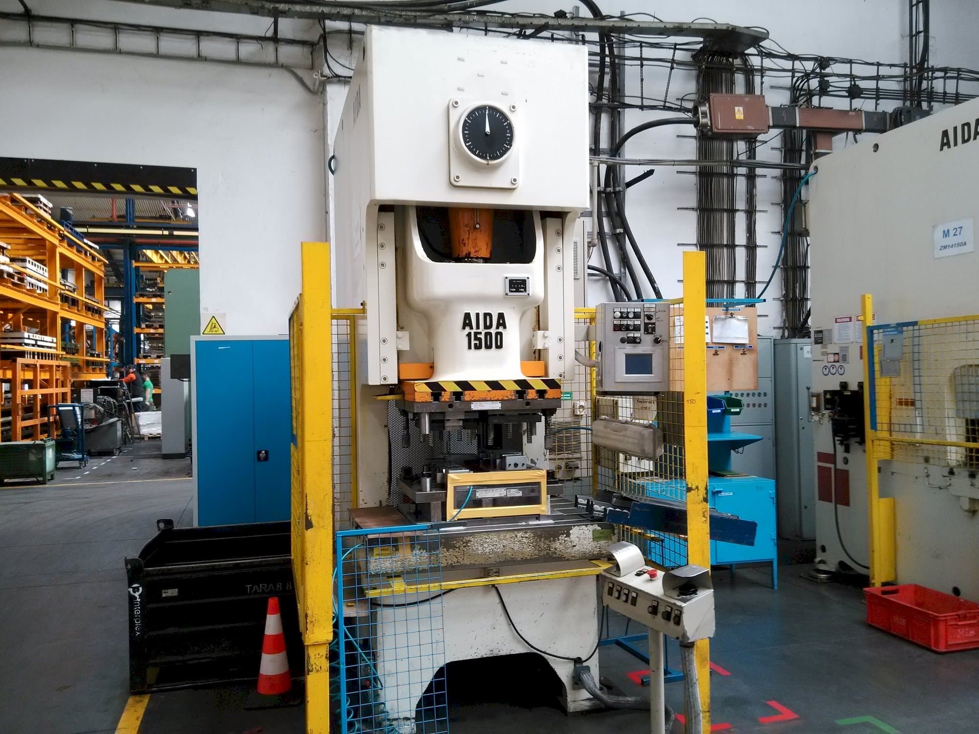 Vista Frontal  da AIDA NC 1-1500  máquina