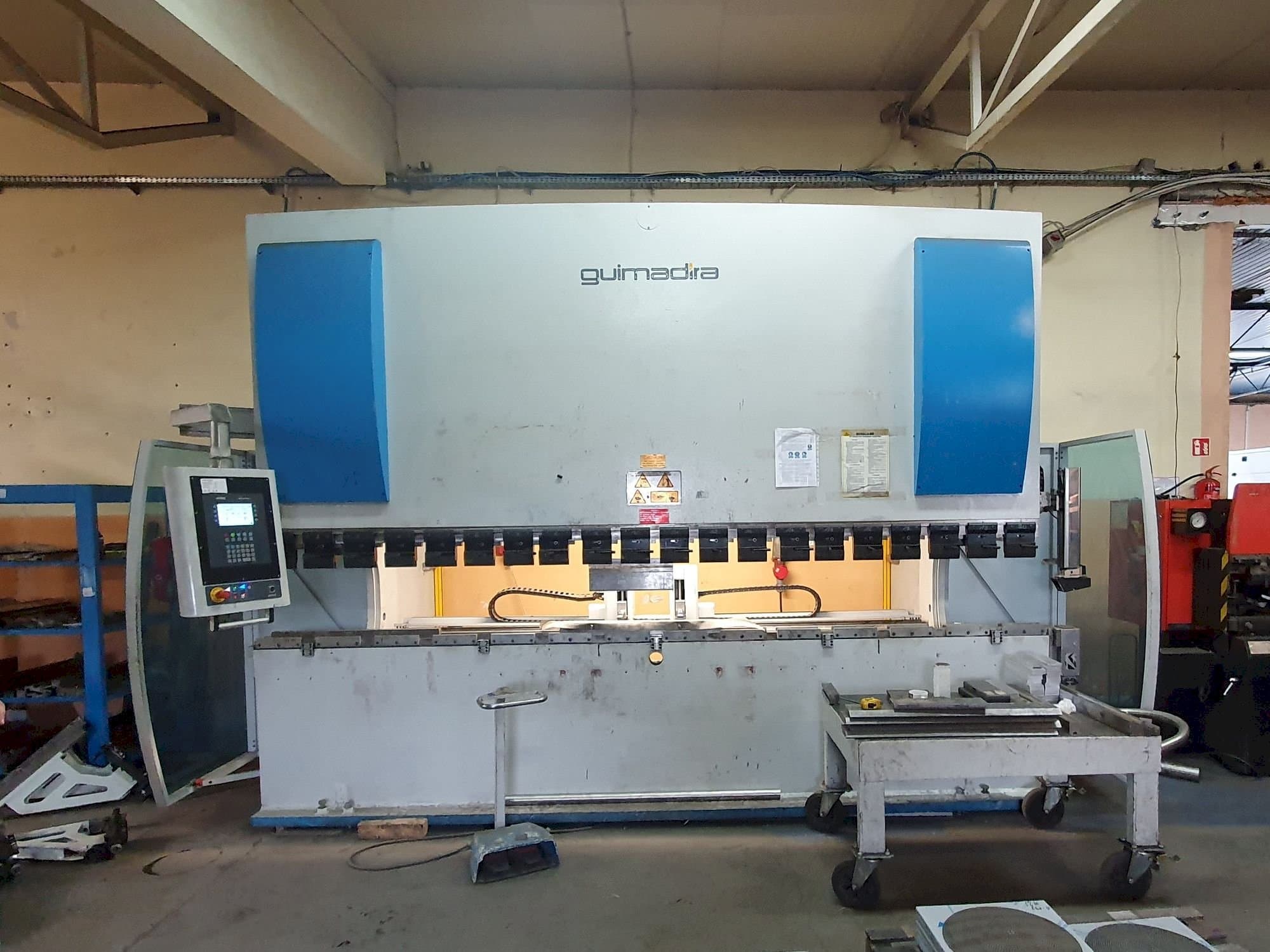 Vista Frontal  da ADIRA PMO-16040PLS  máquina