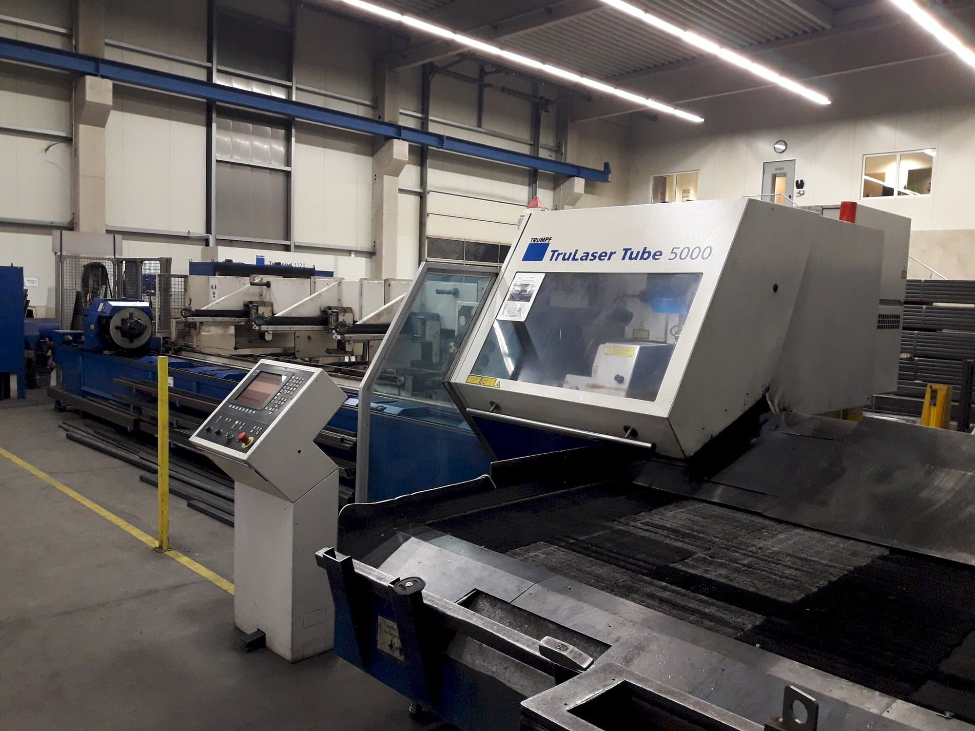 Vista Frontal  da Trumpf TruLaser Tube 5000  máquina